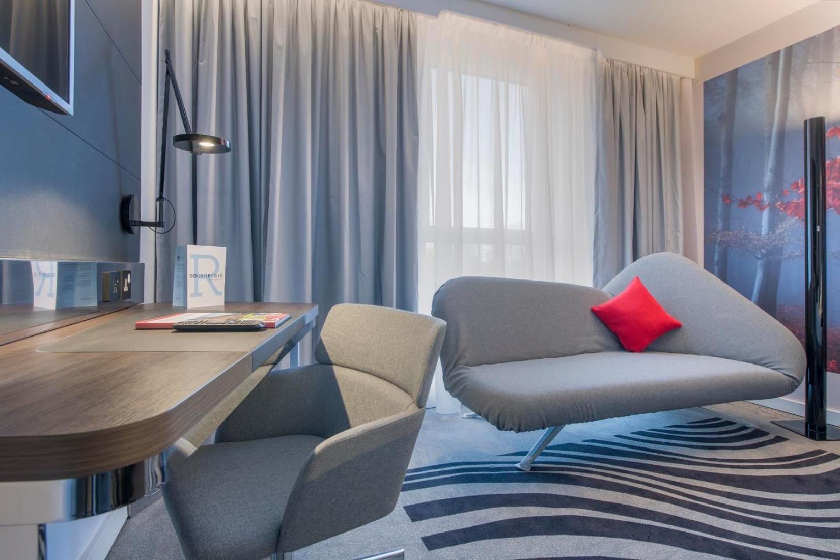 Deluxe Executive Queen Room with Sofa - Photo 4