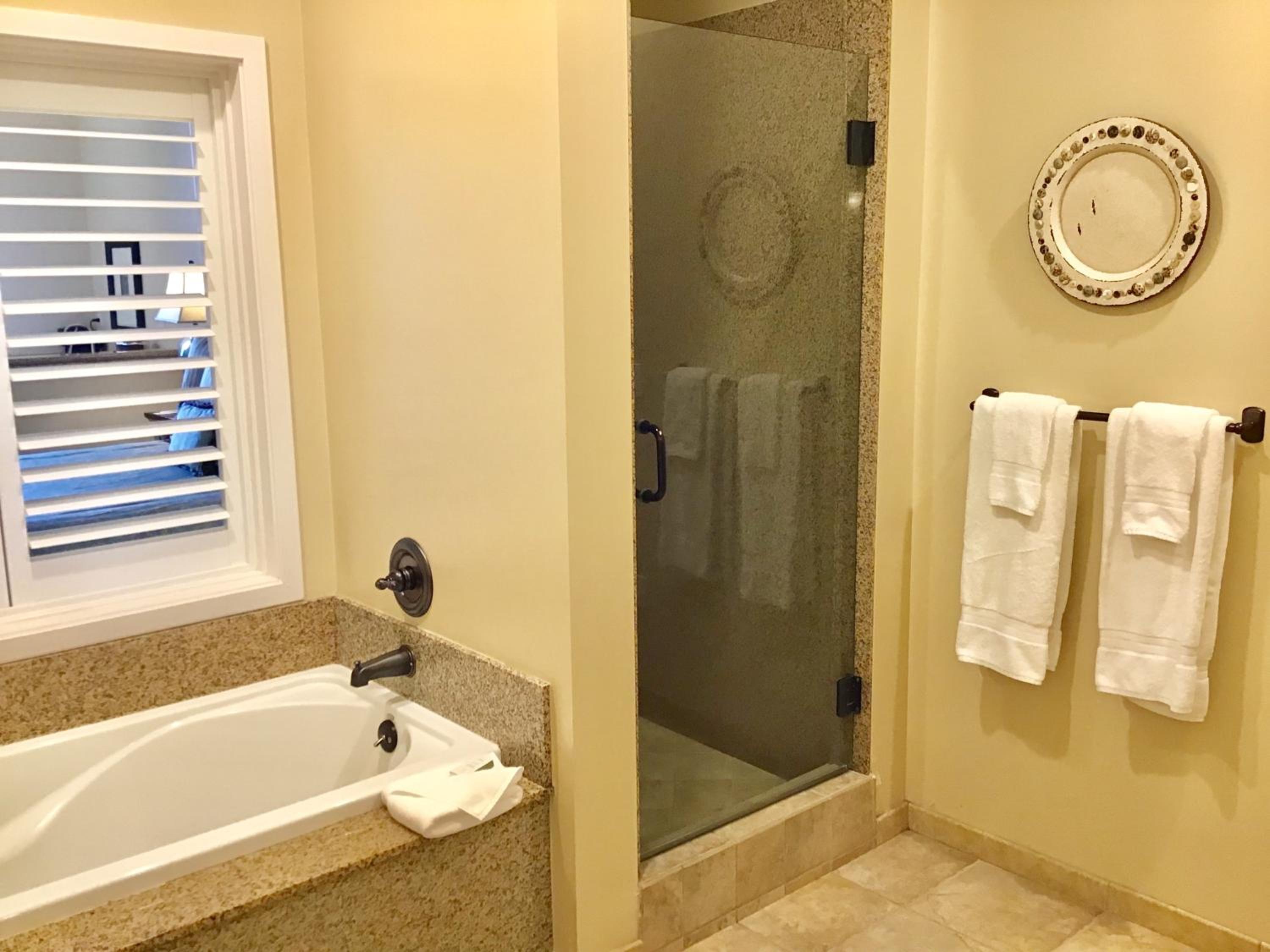 Deluxe King Room with Harbor View photo 3