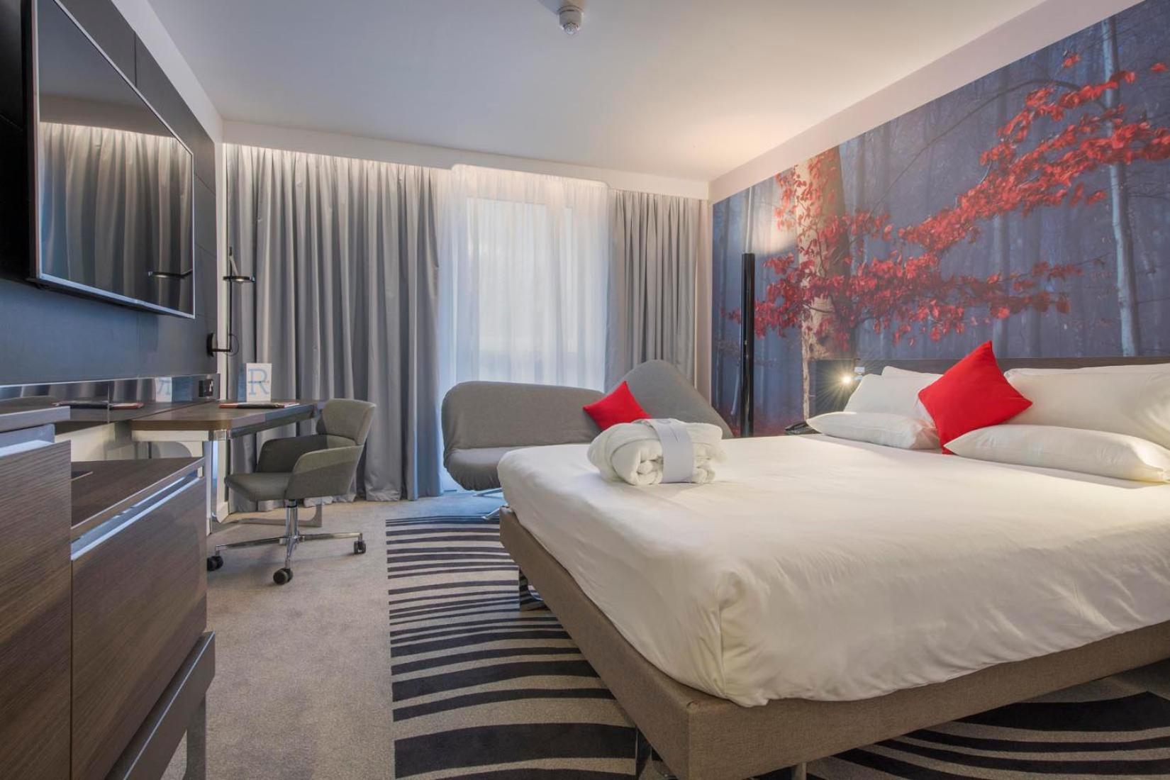 Deluxe Executive Queen Room with Sofa - Photo 2