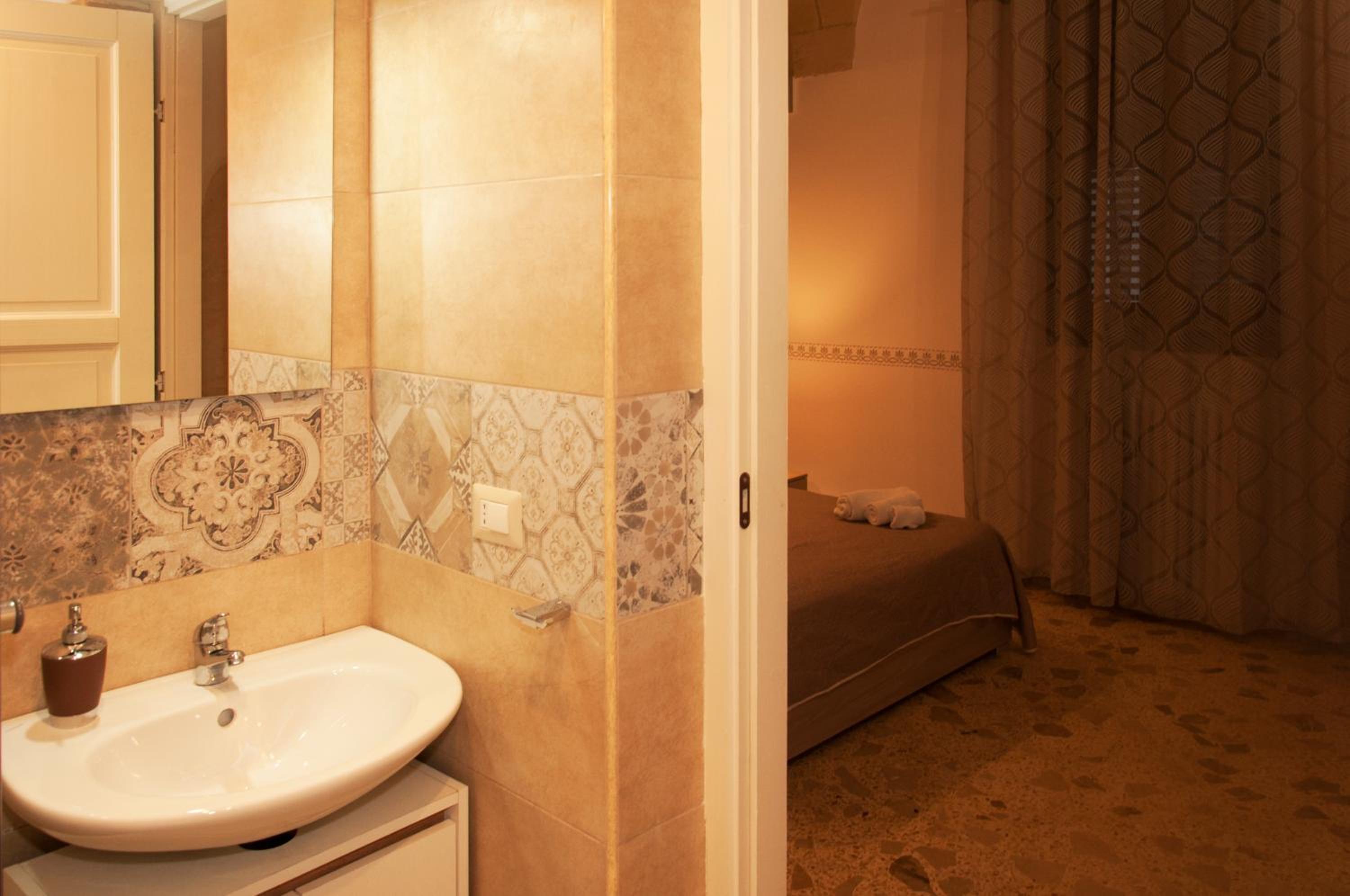 Deluxe Double Room - Photo 9