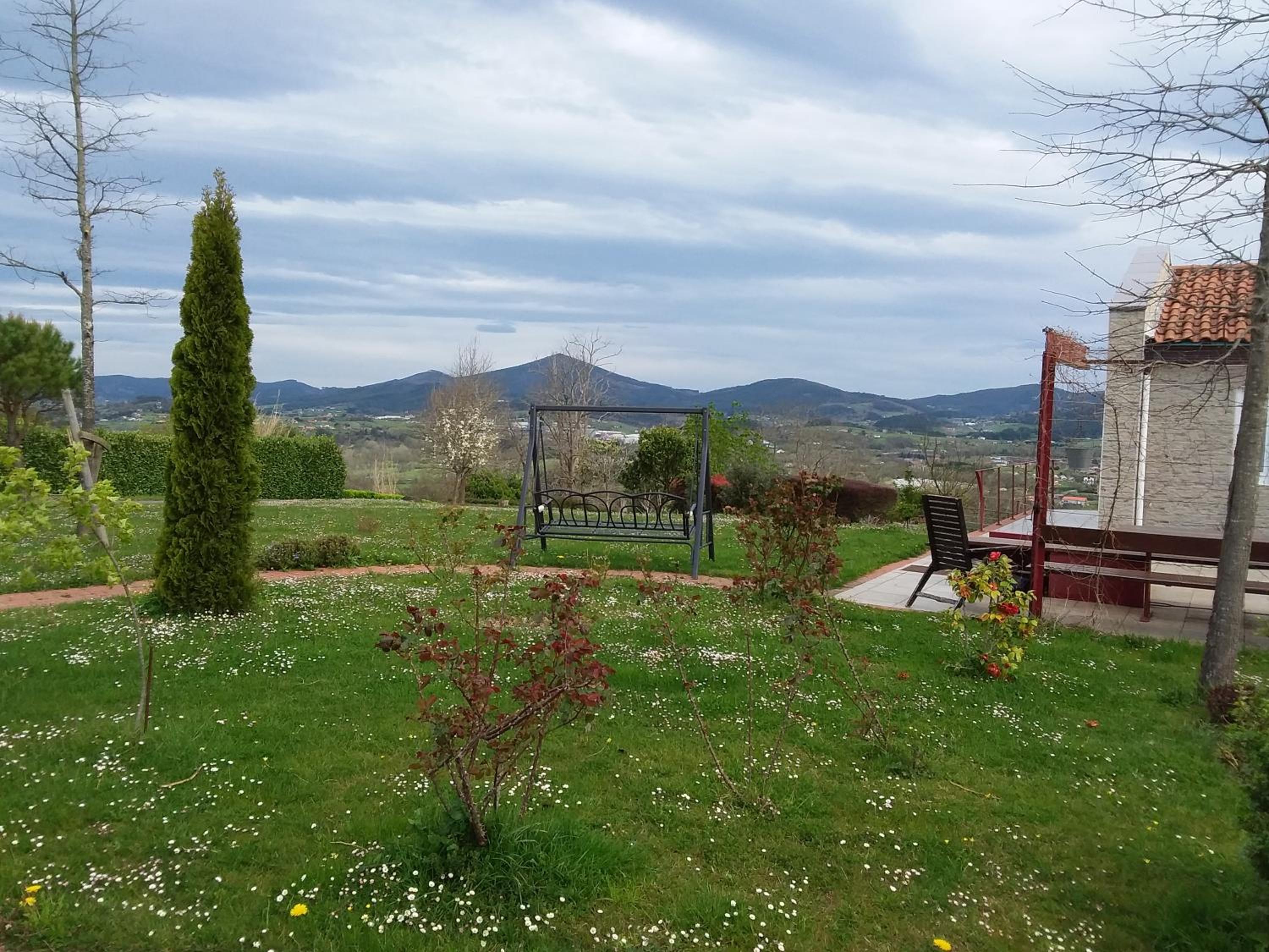 Apartment with Mountain View - Photo 8