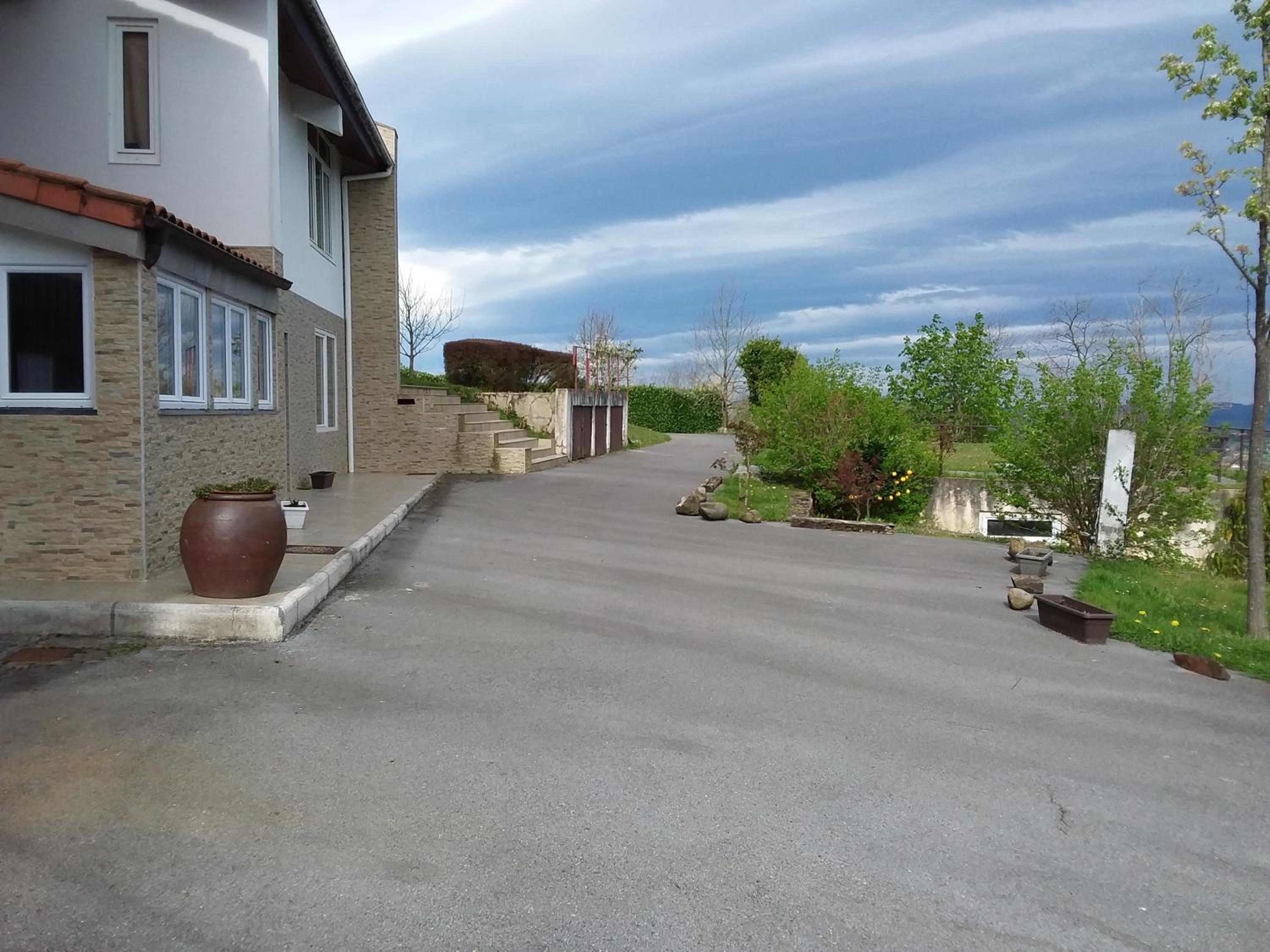 Apartment with Mountain View - Photo 12