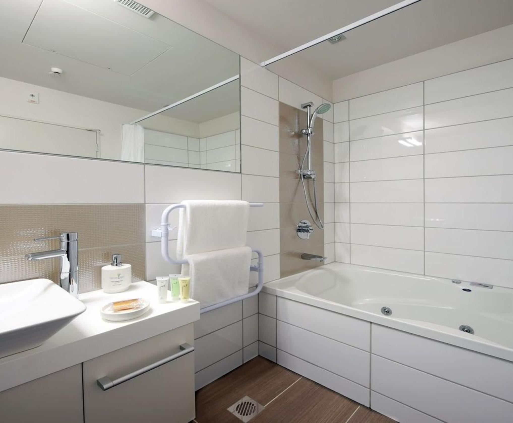 One Bedroom Ambassador Spa Suite - Photo 18