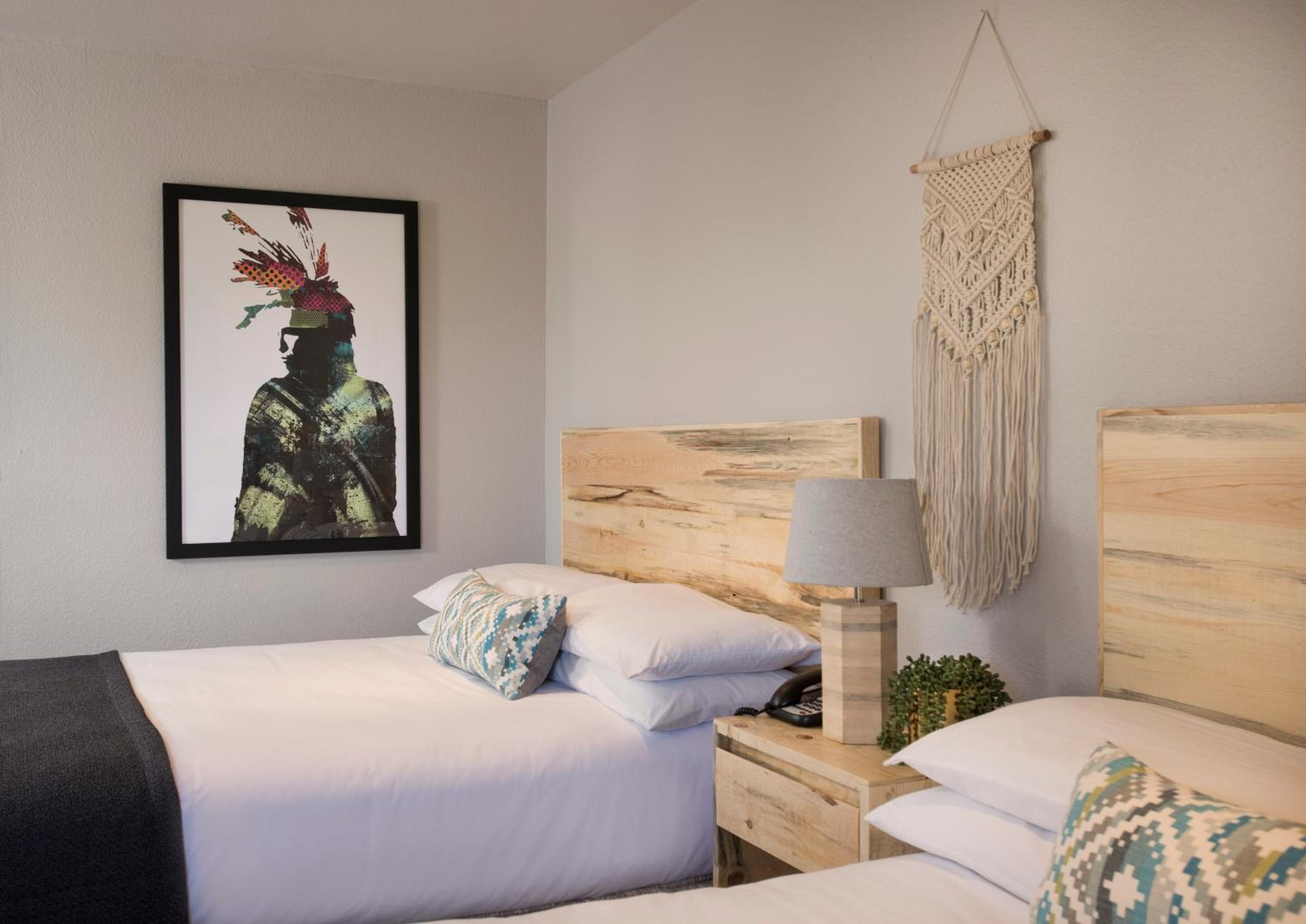 Queen Room with Two Queen Beds - Photo 8
