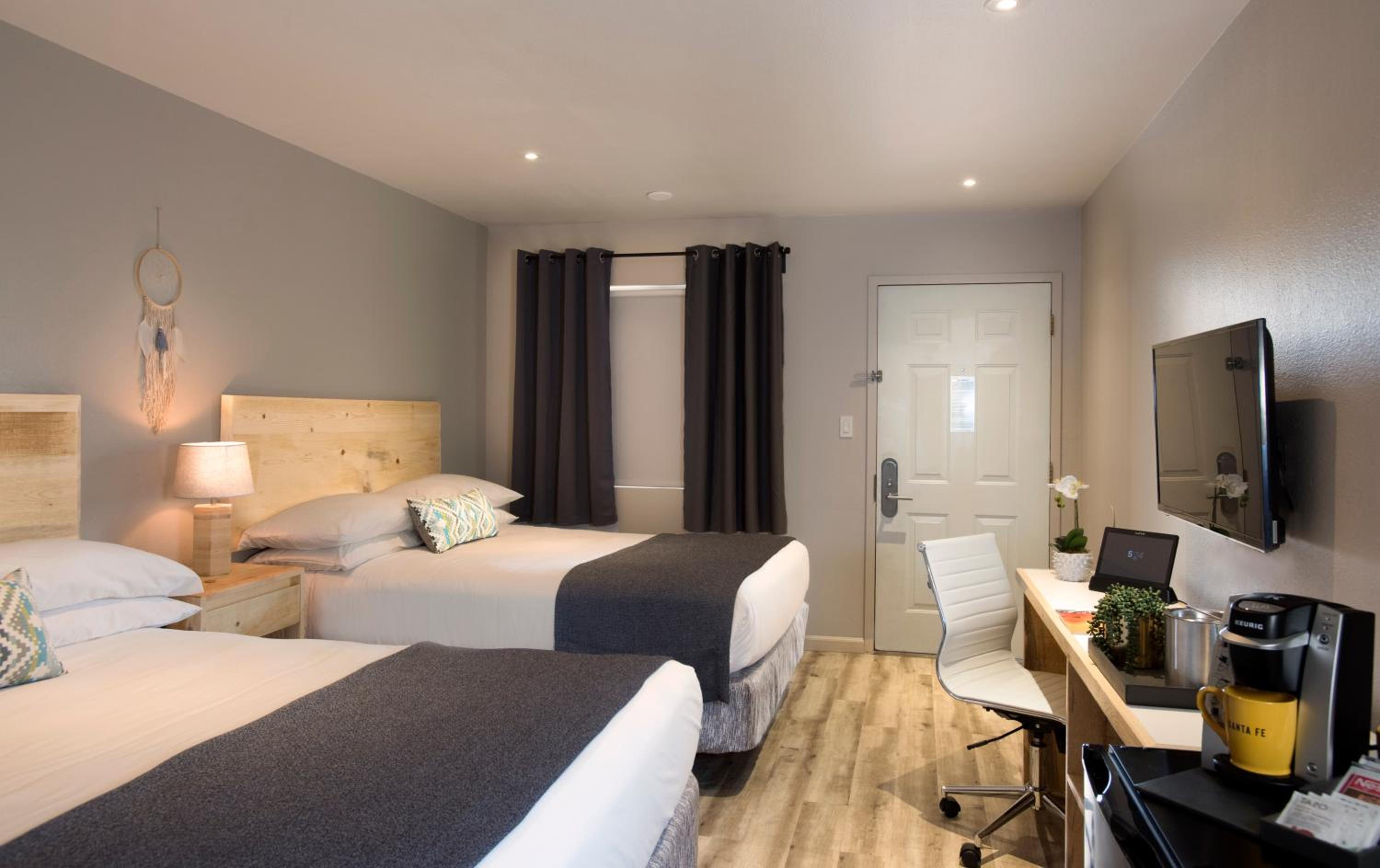 Queen Room with Two Queen Beds - Photo 3