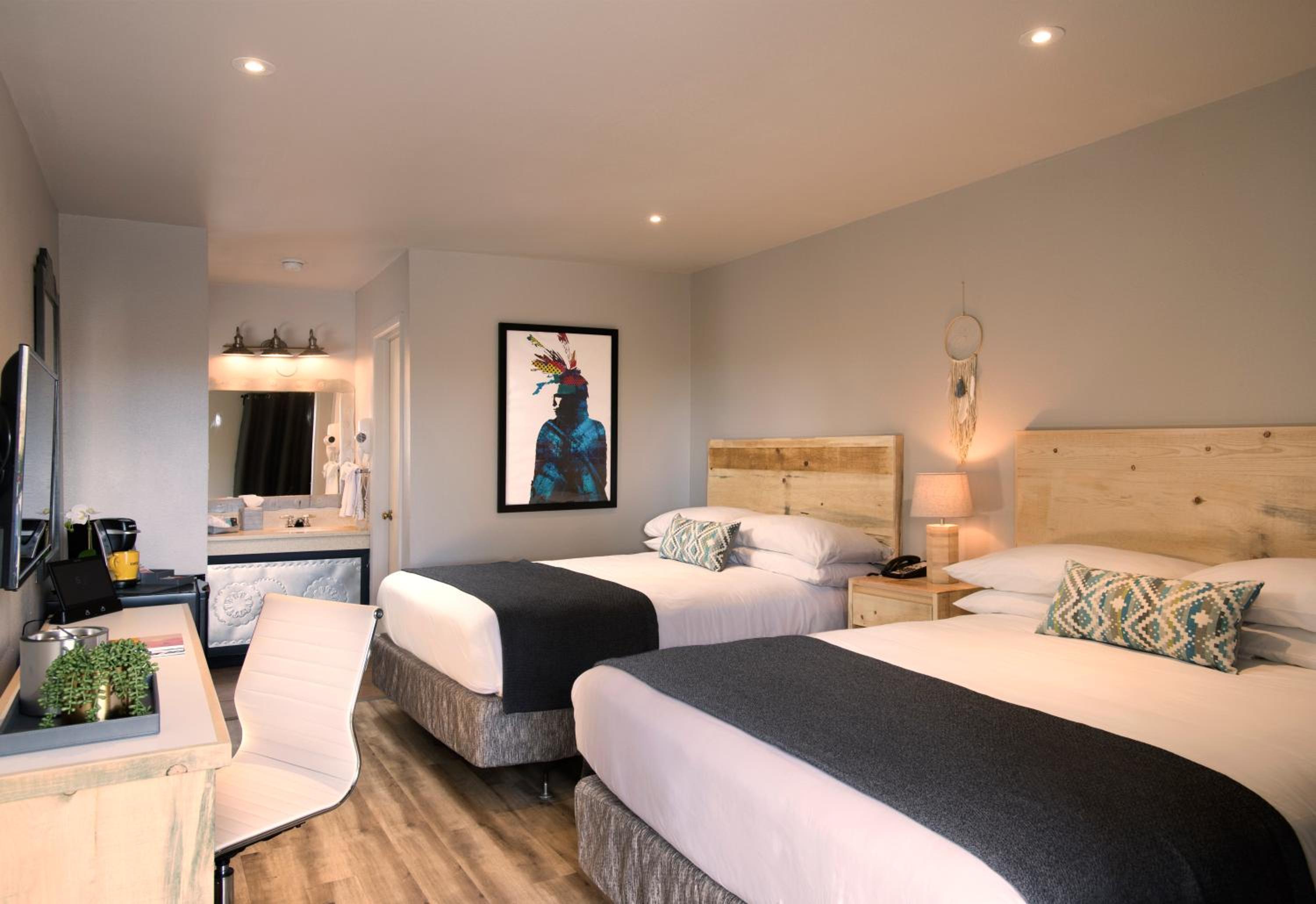 Queen Room with Two Queen Beds - Photo 4