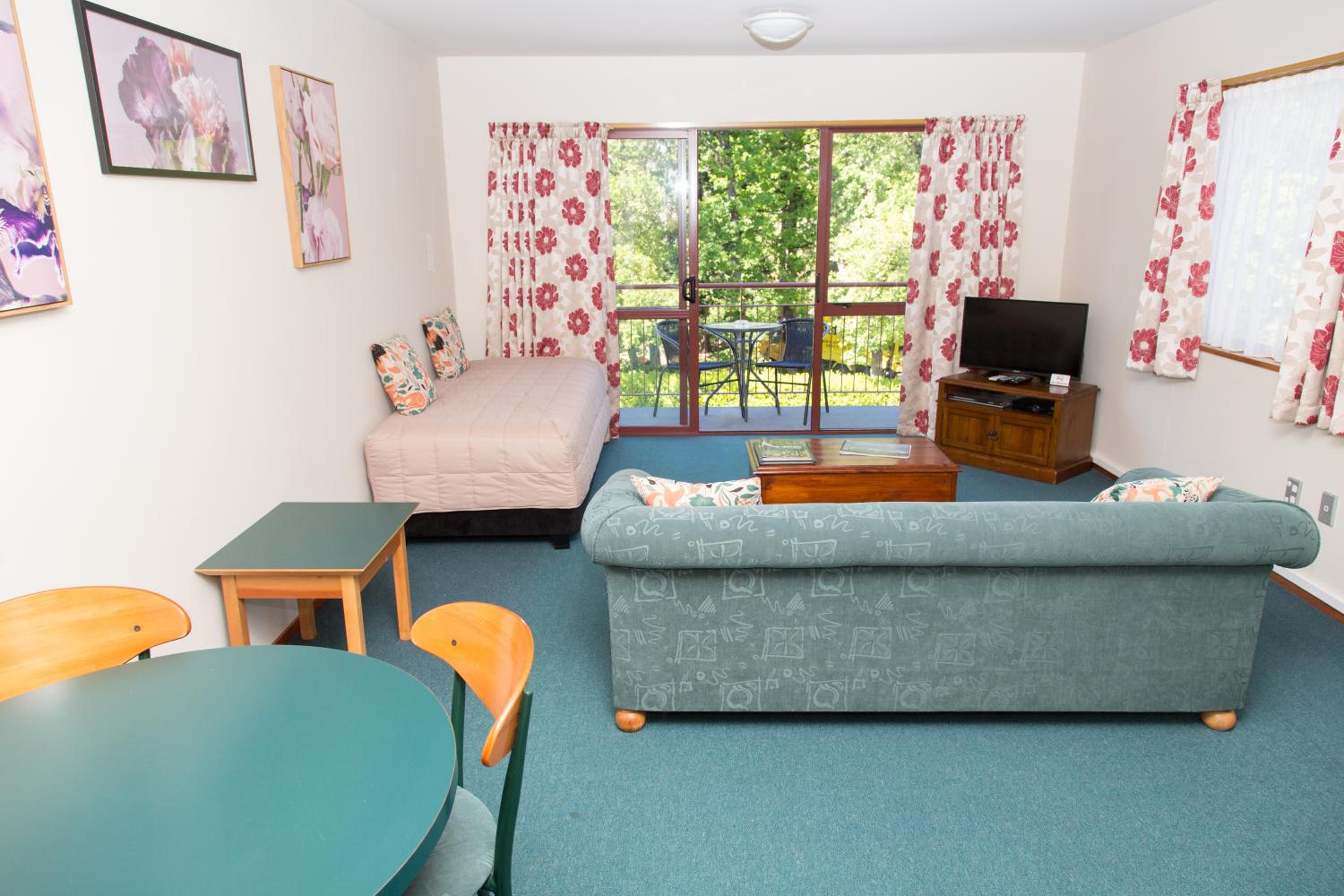 Deluxe One-Bedroom Apartment photo 3