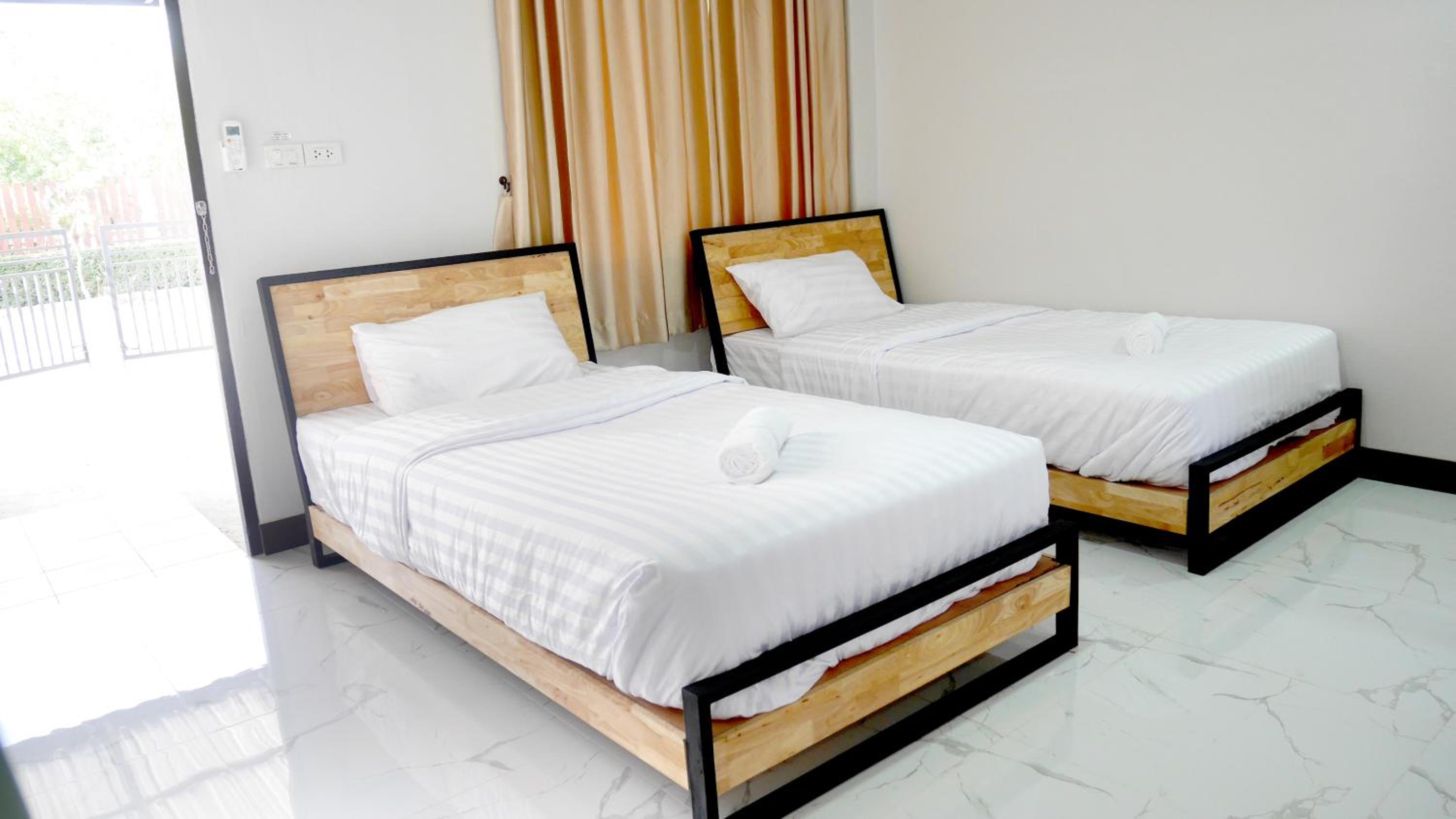Twin Room with Private Bathroom - Photo 1