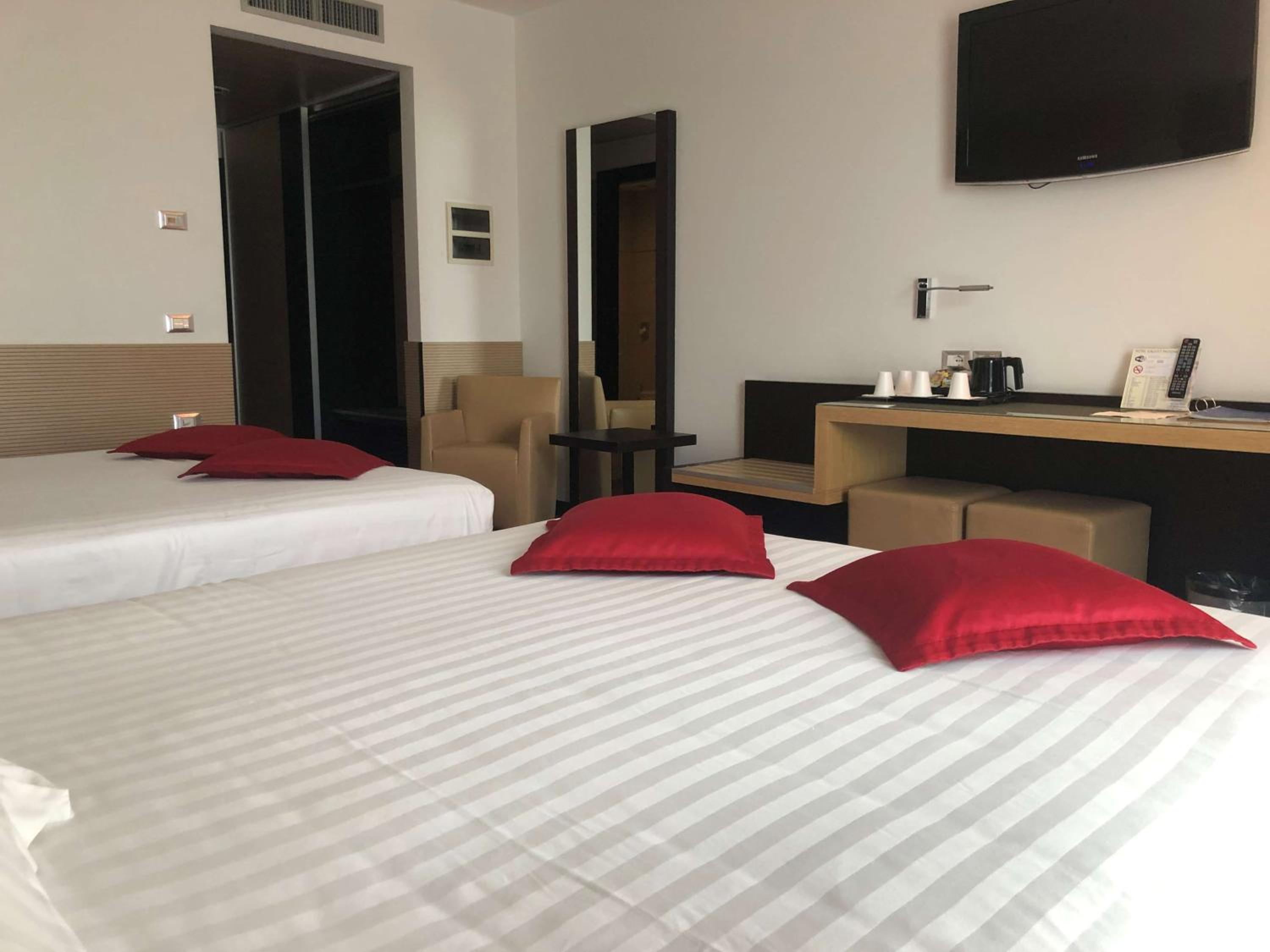 Comfort Quadruple Room with Two Queen Beds - Photo 9