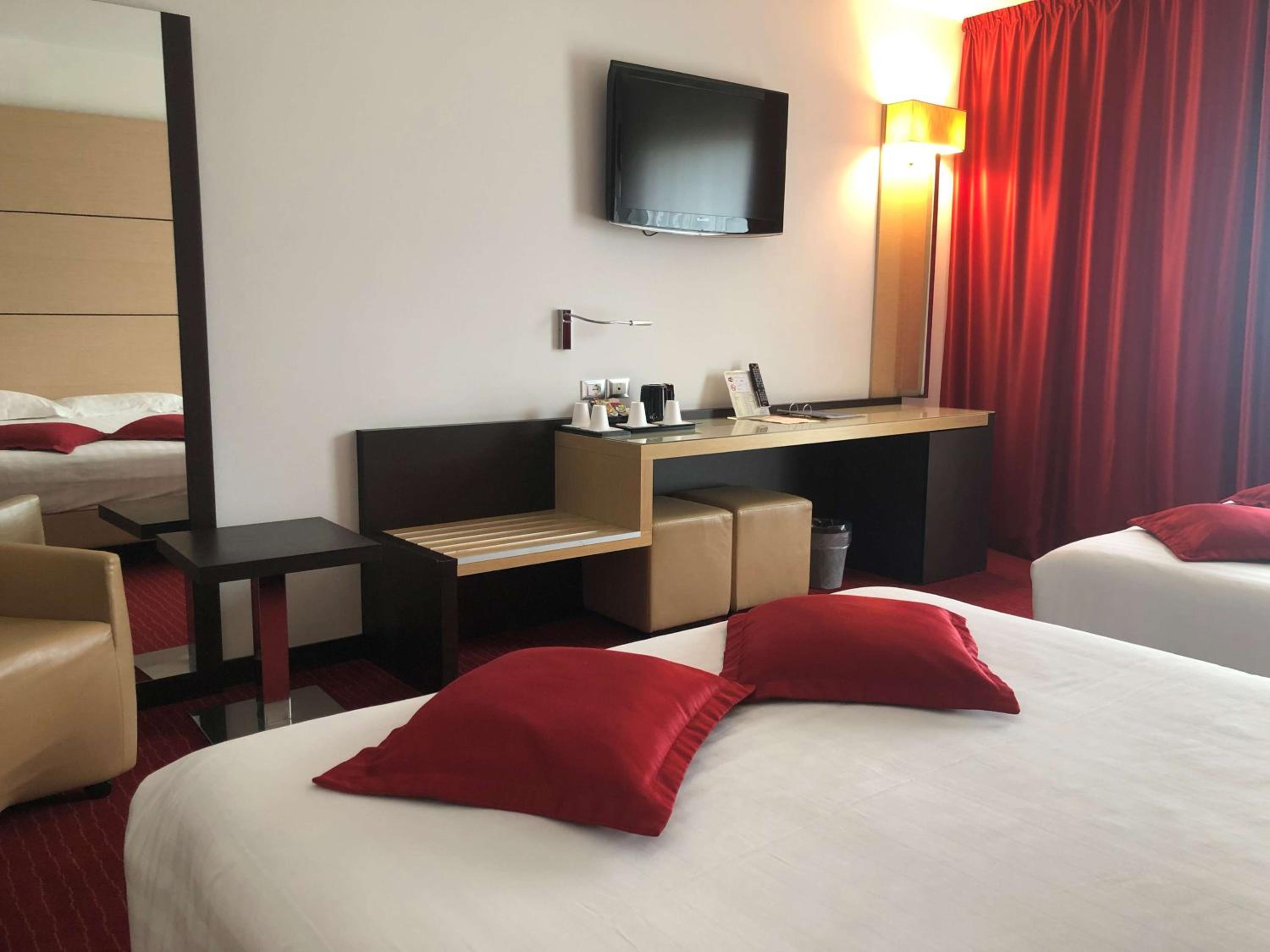 Comfort Quadruple Room with Two Queen Beds - Photo 14