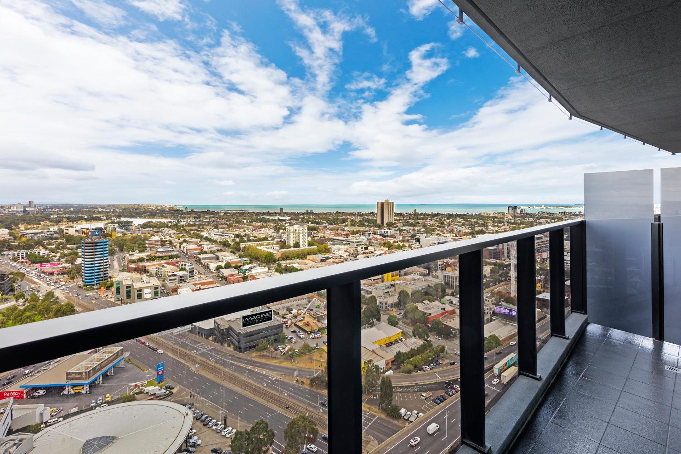 Two-Bedroom Junior Sky Apartment – Unserviced photo 2