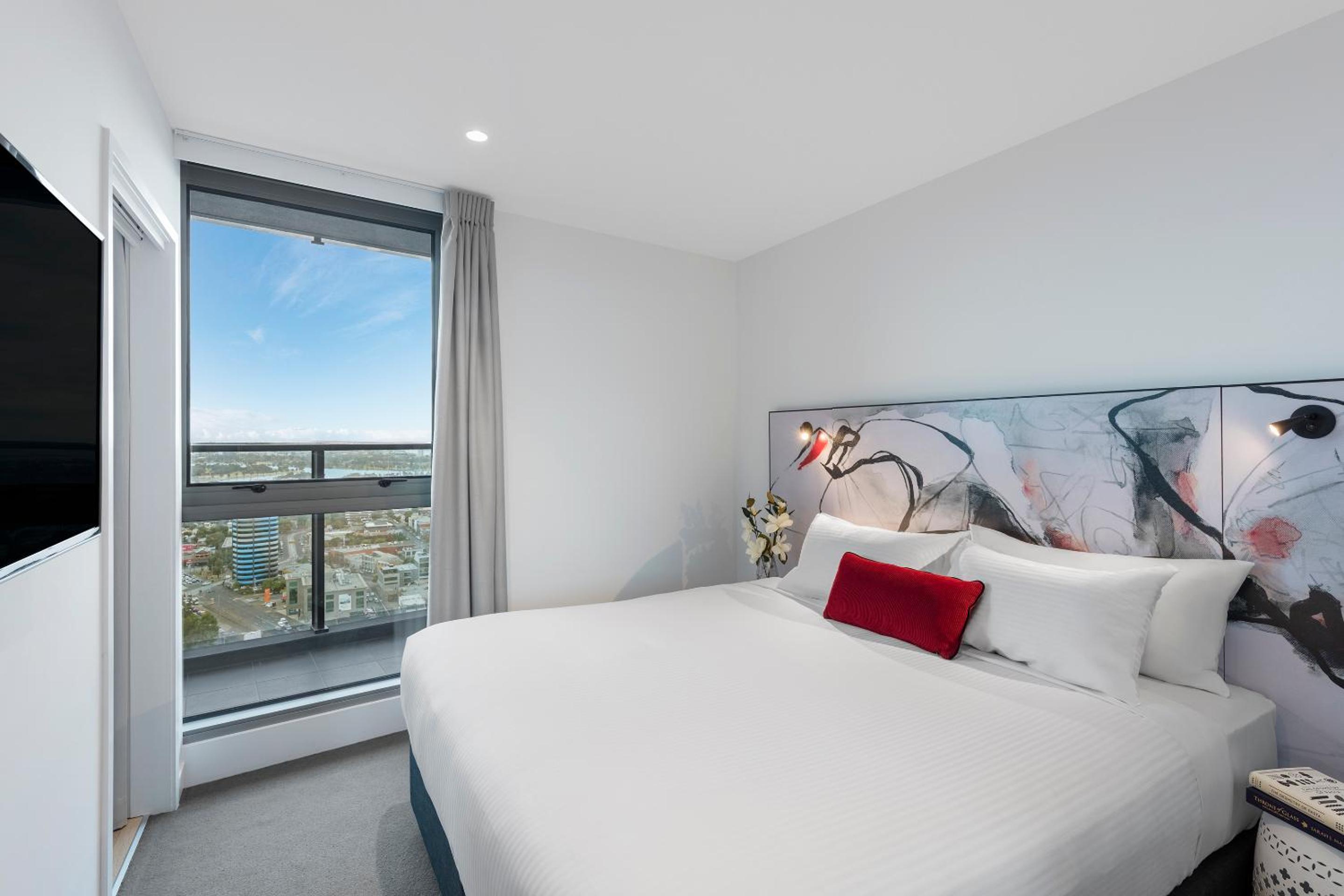 Two-Bedroom Junior Sky Apartment – Unserviced photo 3