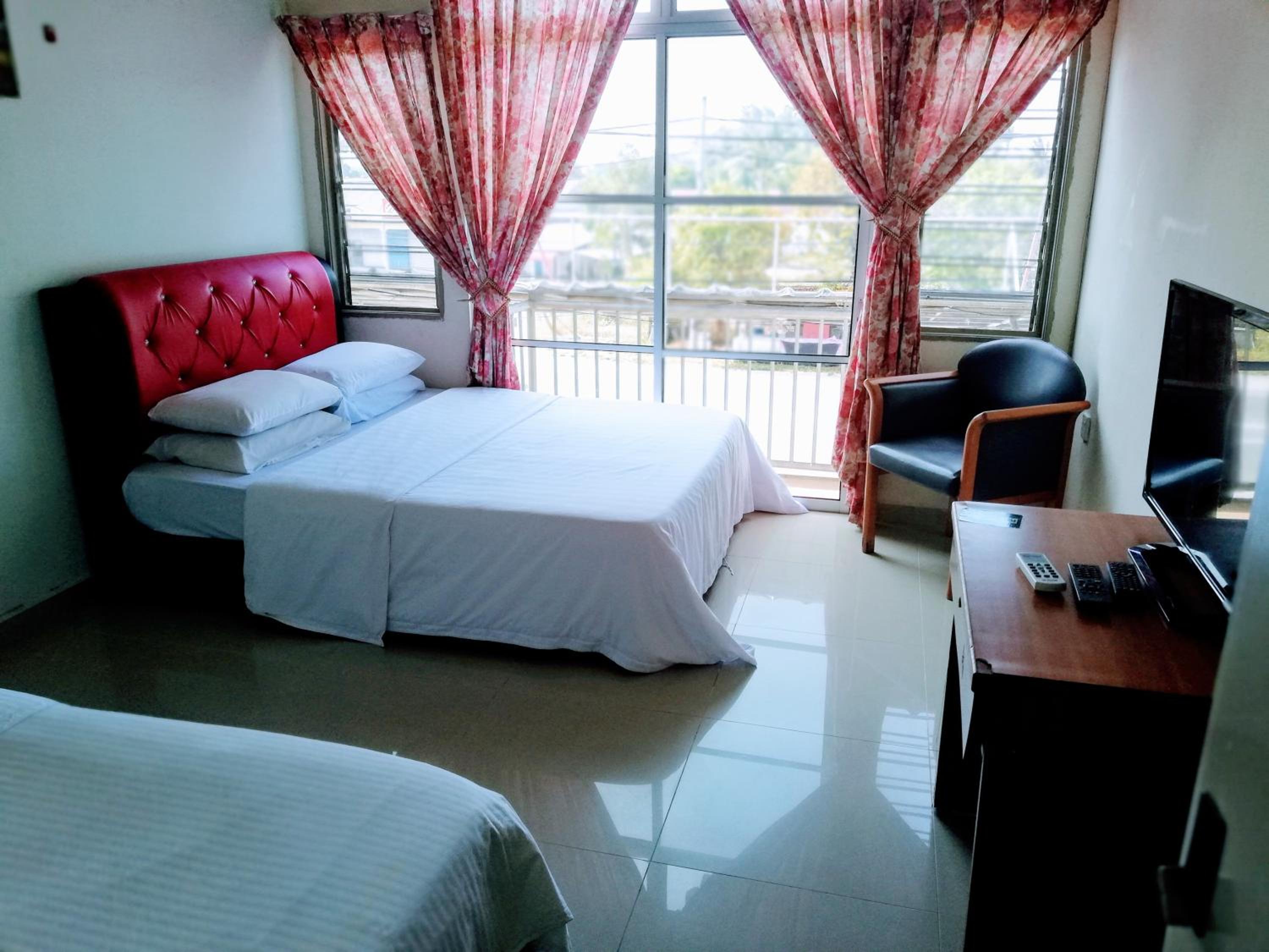 Family Suite with Balcony - Photo 2