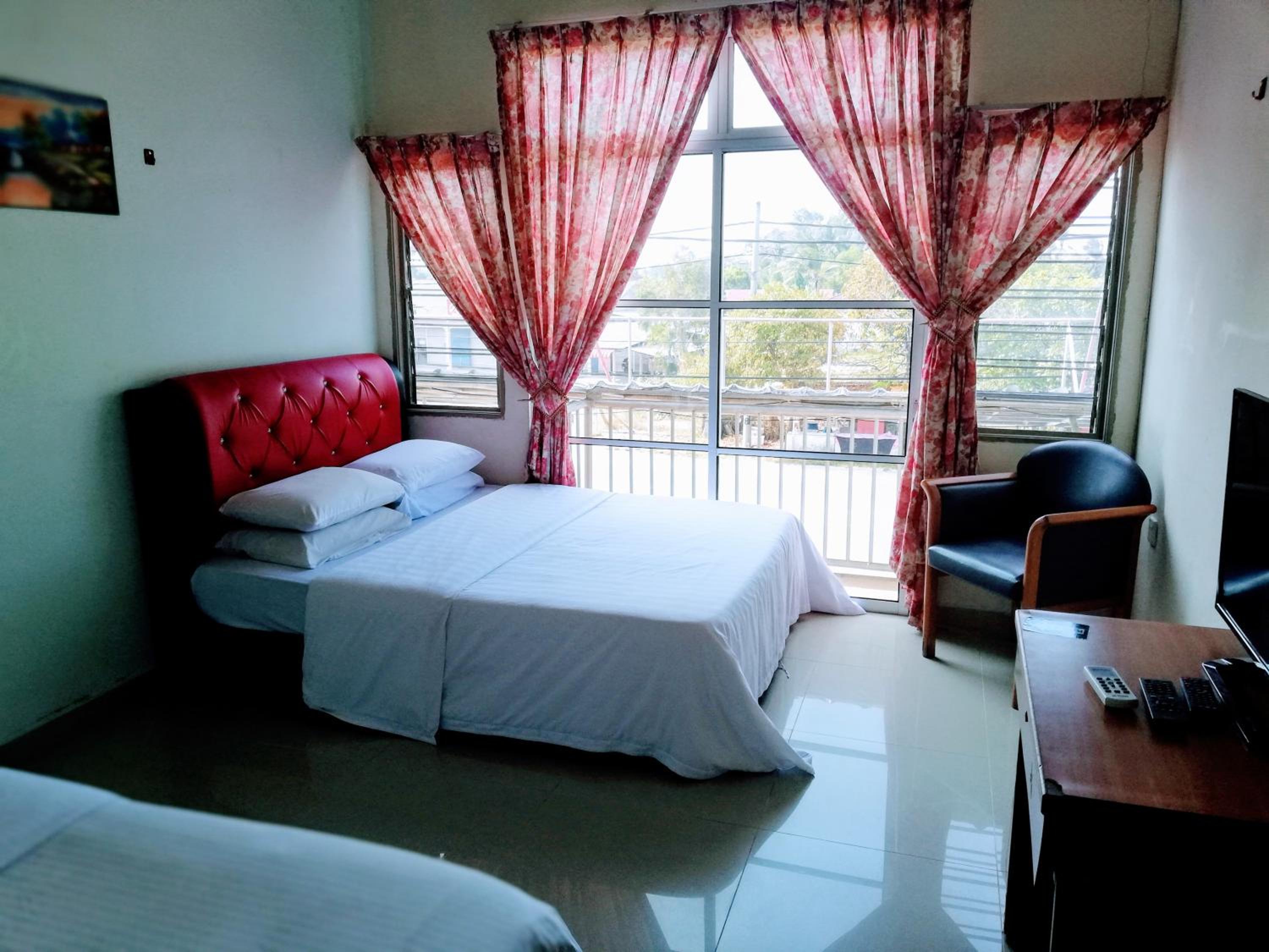 Family Suite with Balcony - Photo 5