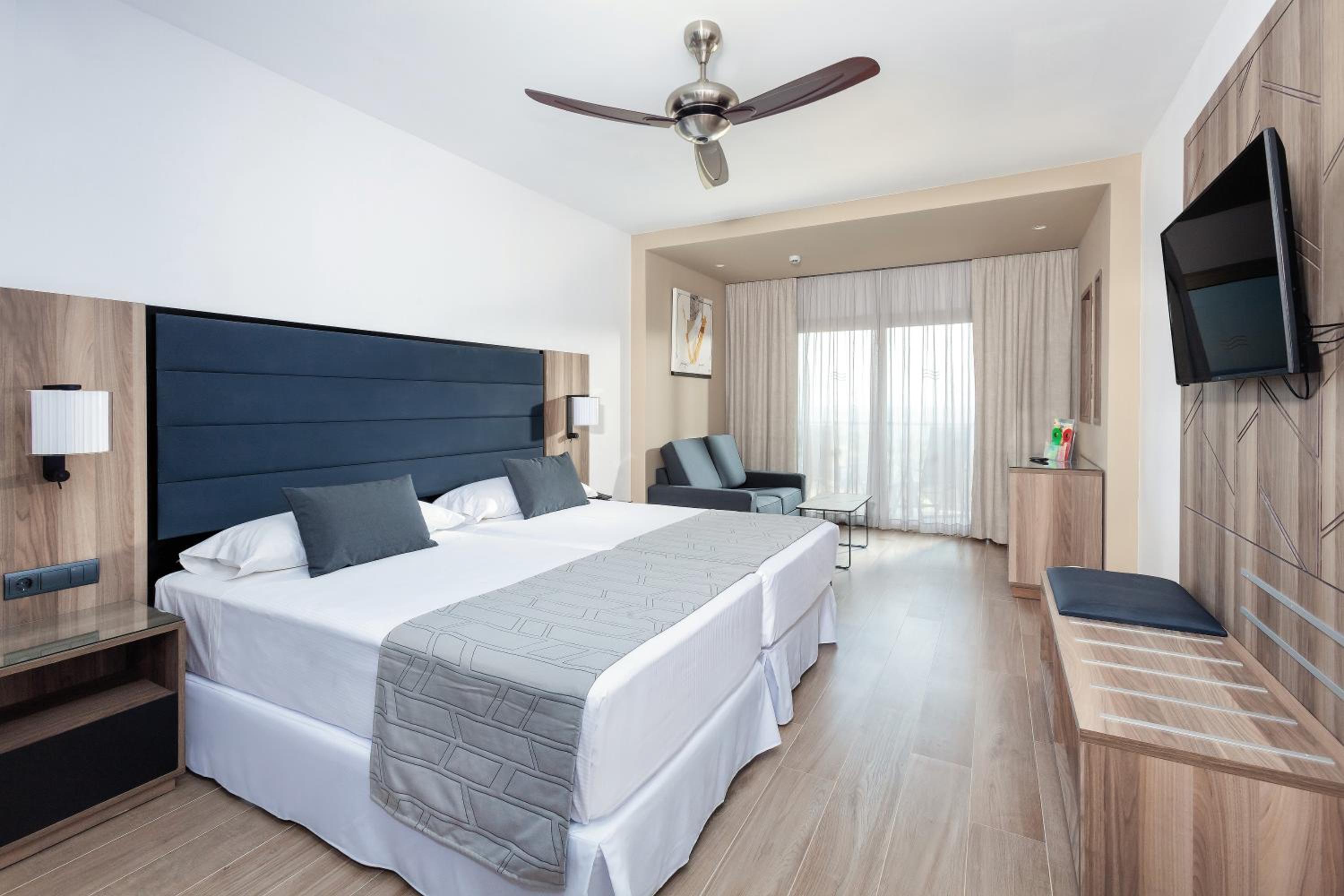 Double Room with Balcony - Photo 3