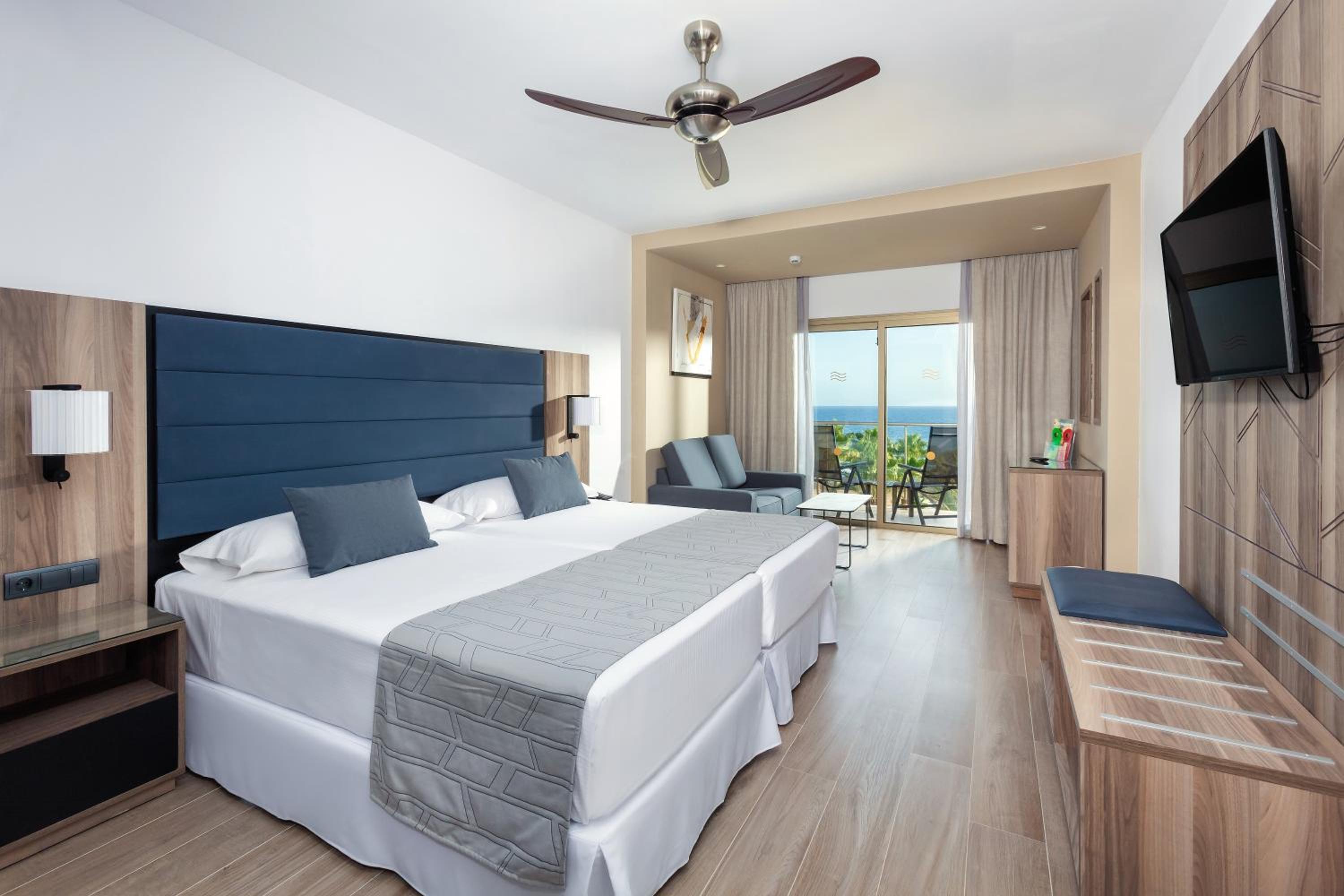 Double Room with Balcony and Sea View - Photo 1