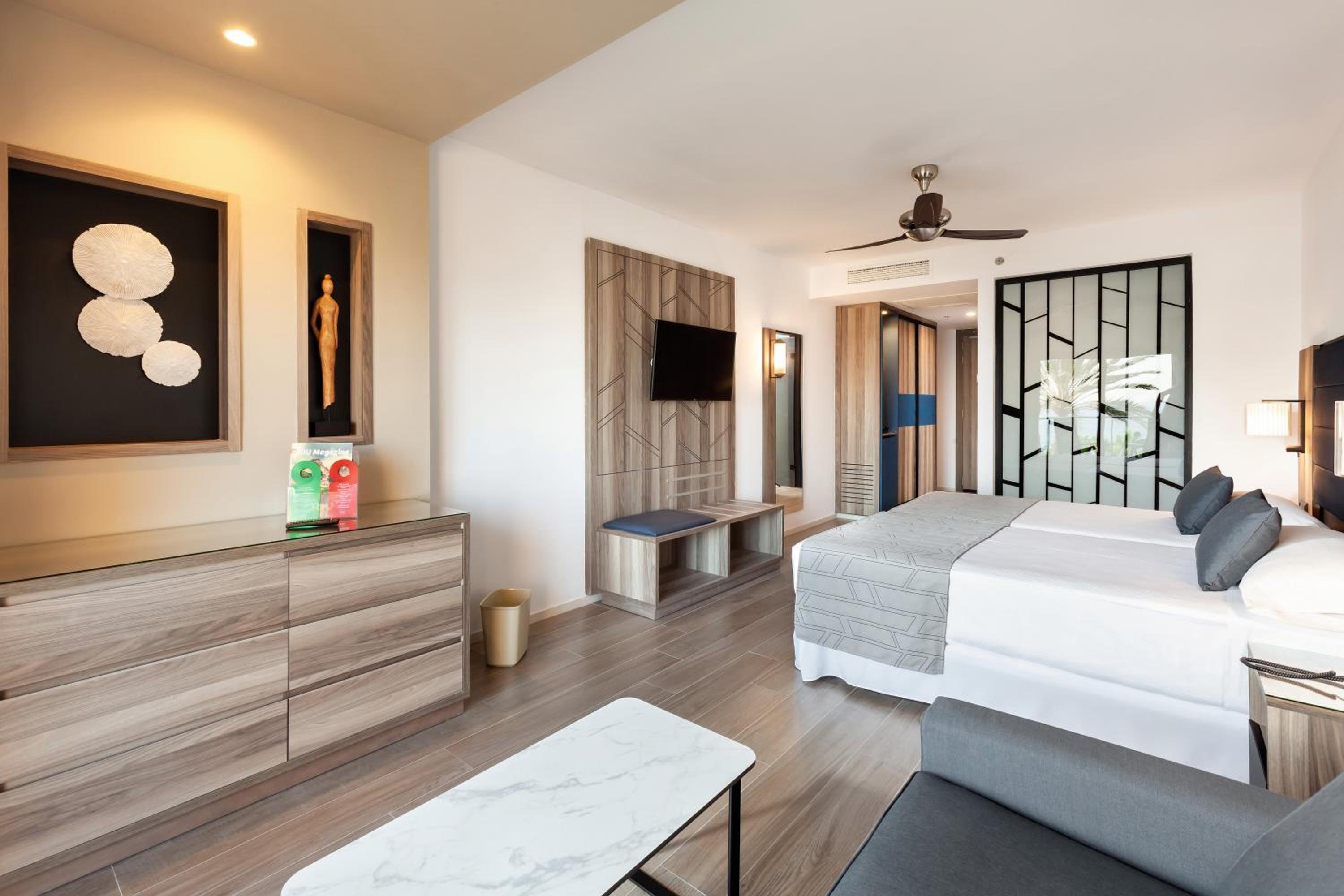 Double Room with Balcony and Sea View - Photo 2