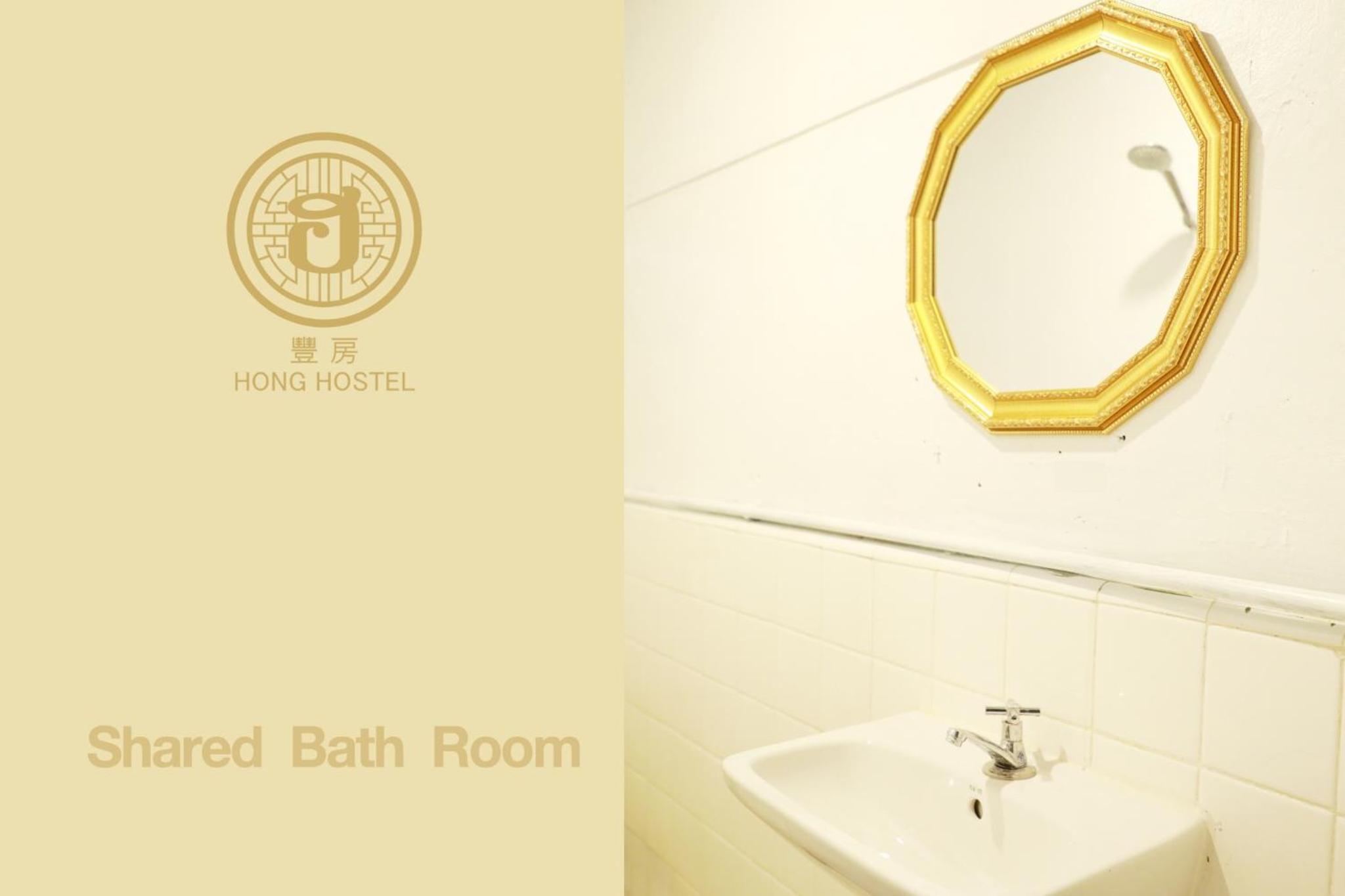 Queen Room with Shared Bathroom photo 3