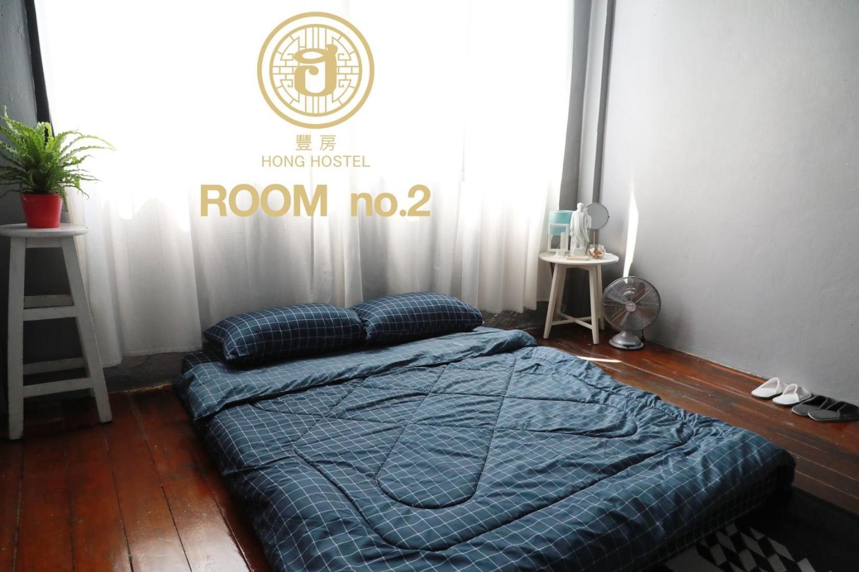 Queen Room with Shared Bathroom photo 2