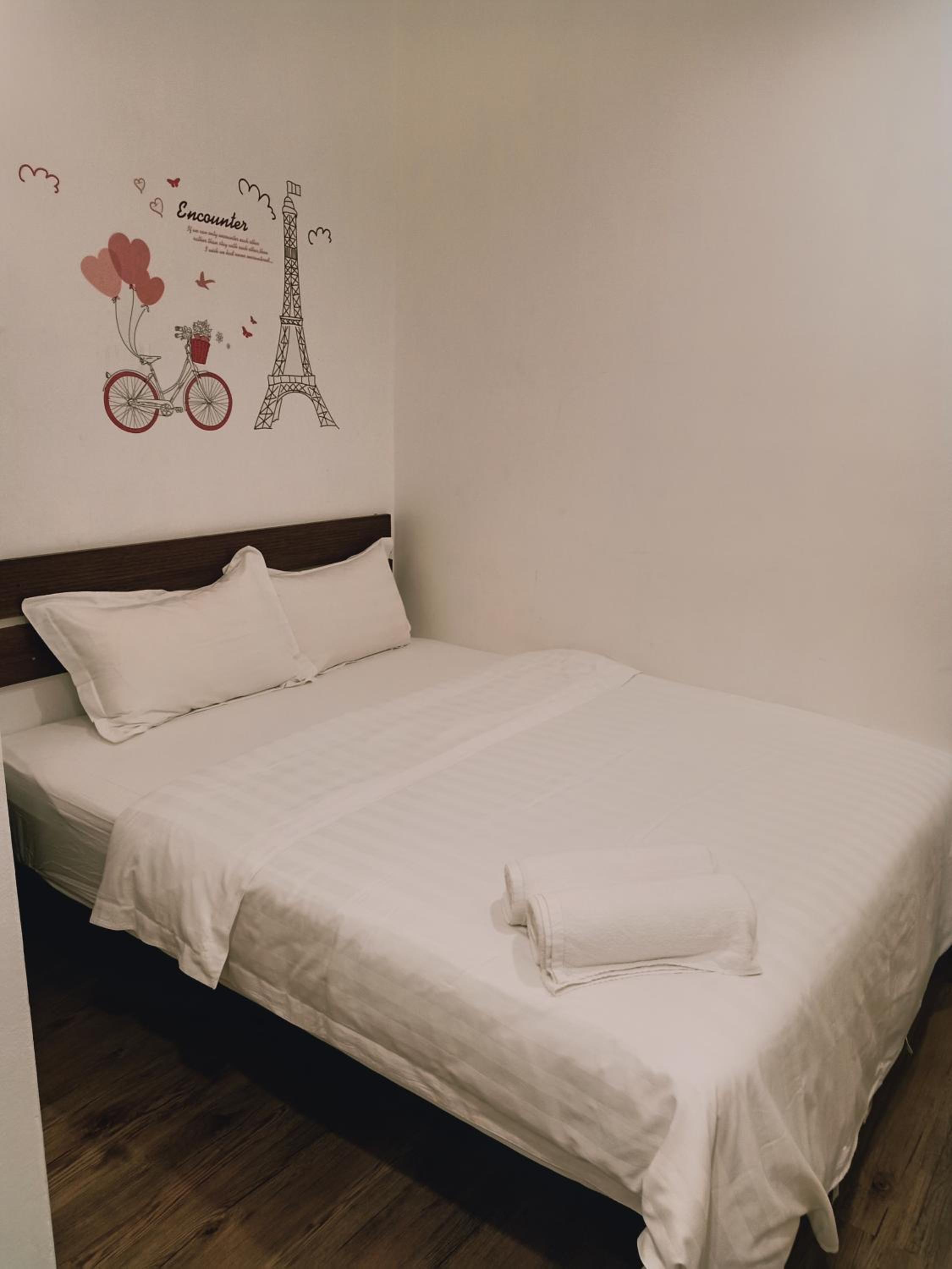 Standard Queen Room without window