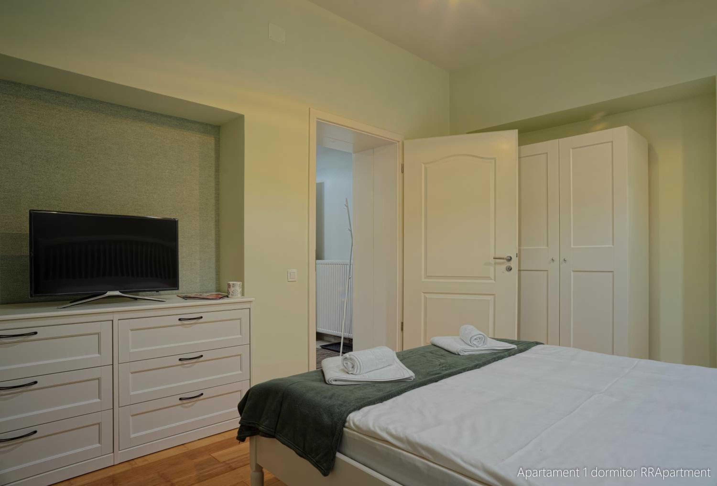 One-Bedroom Apartment photo 1
