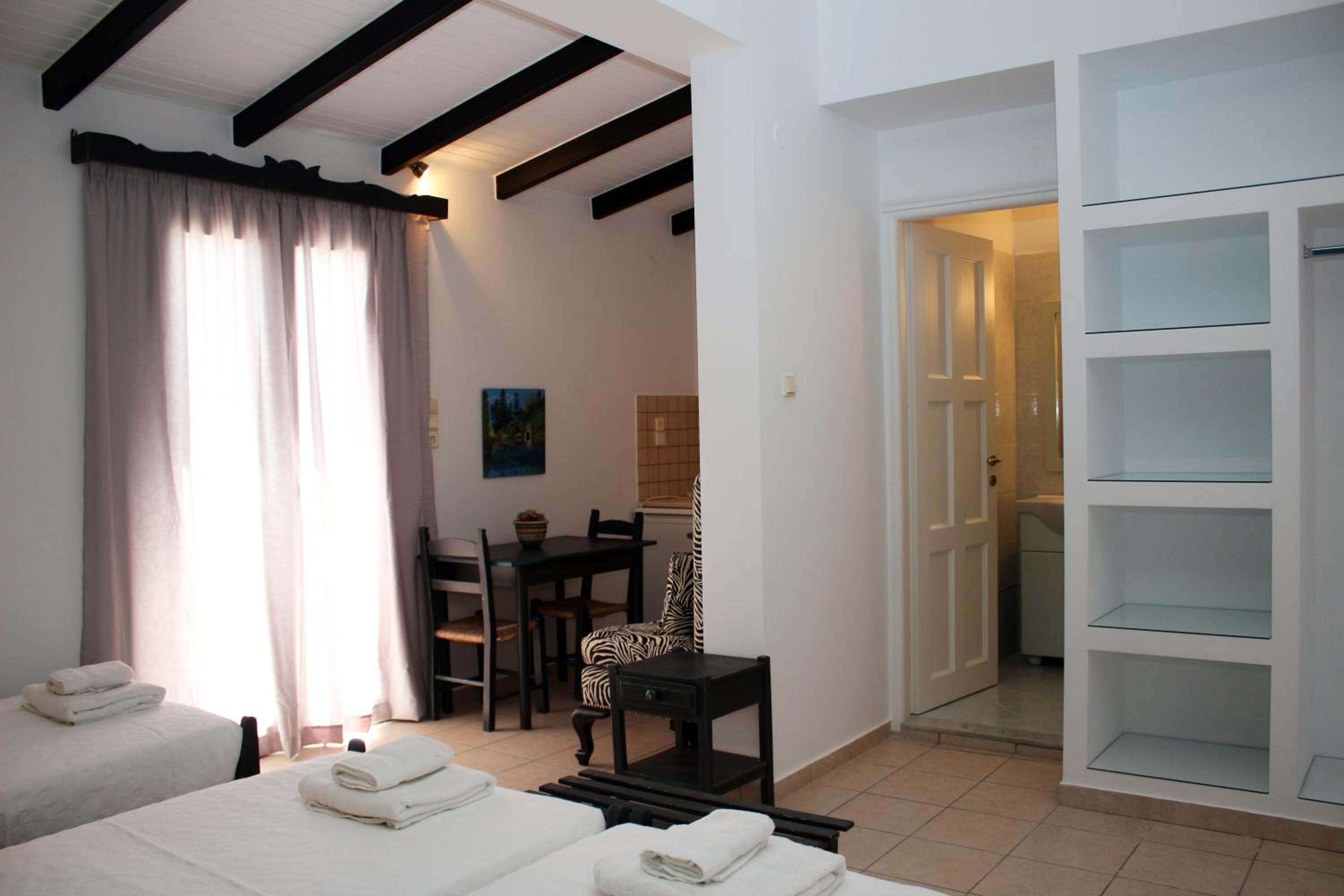 Standard Triple Room thumbnail 6