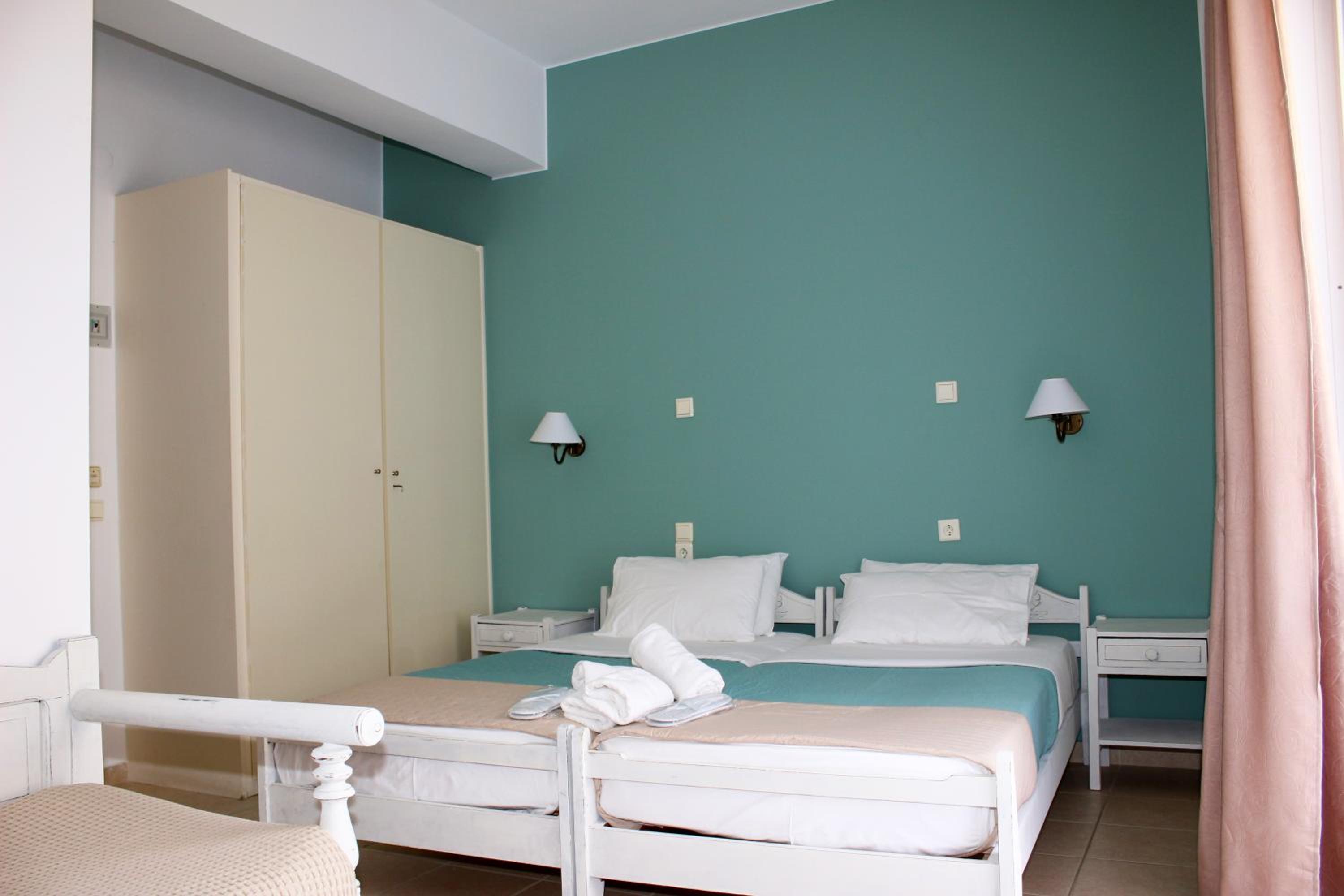 Standard Triple Room thumbnail 5