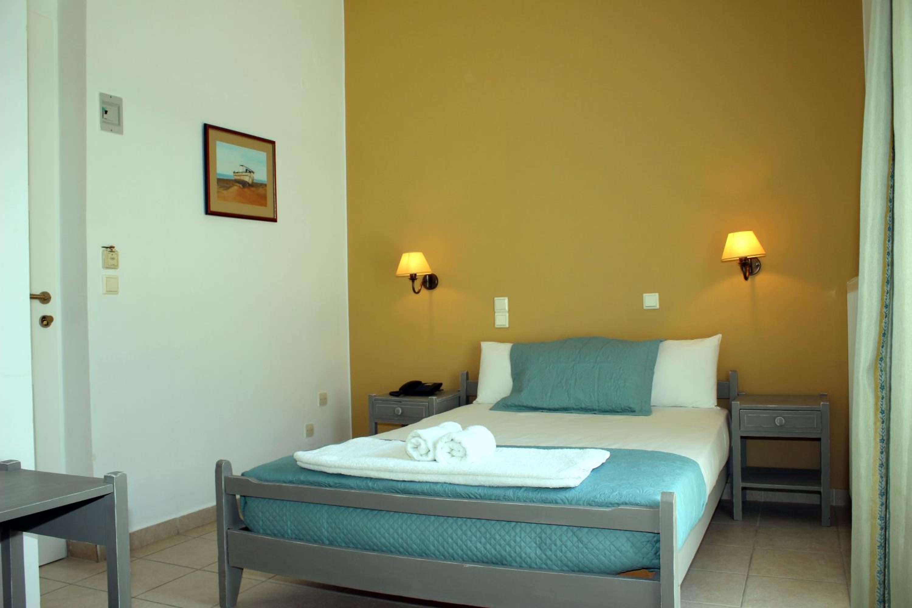 Standard Double Room thumbnail 6
