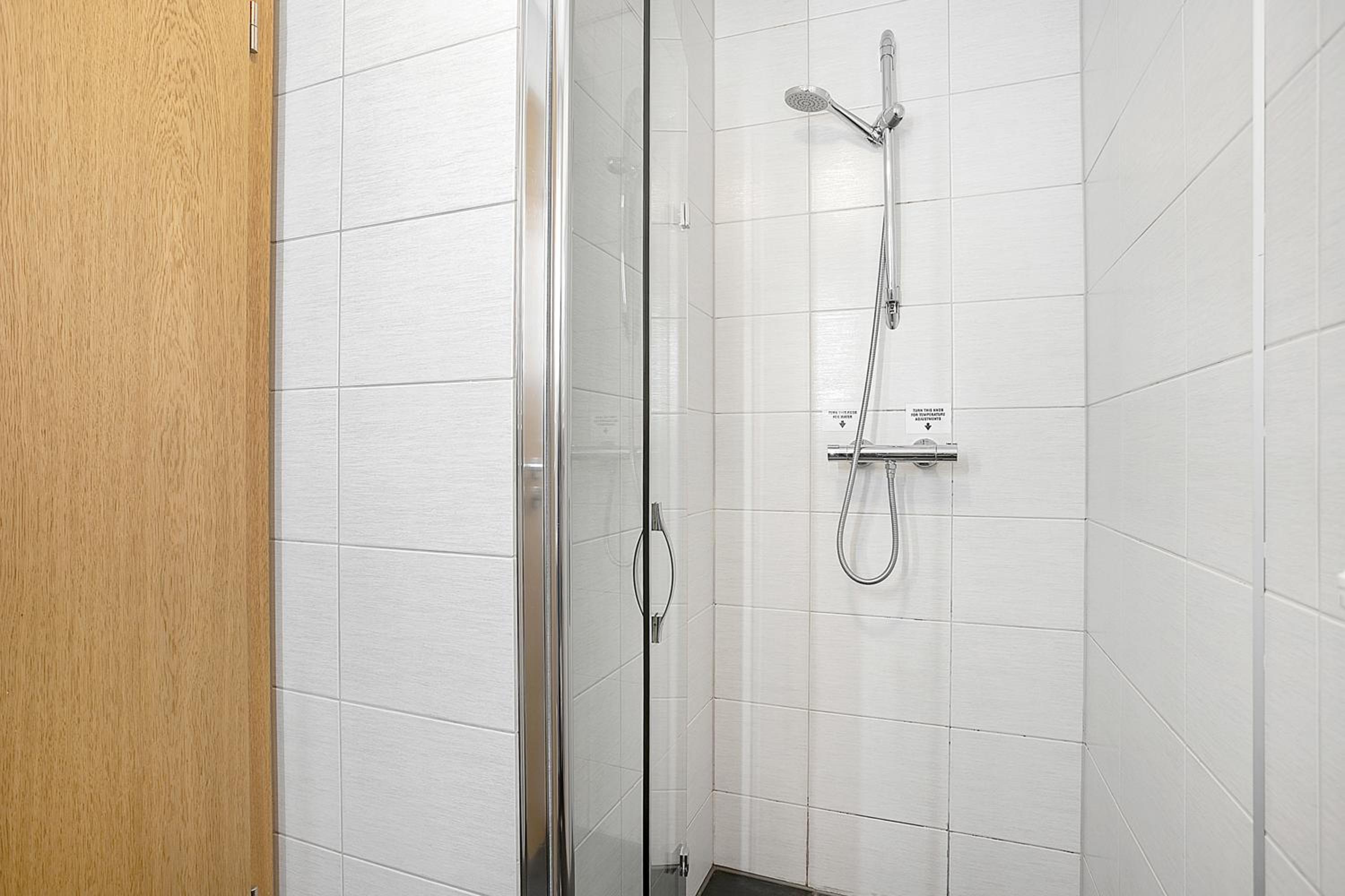 Studio Apartment - Basement - Photo 6