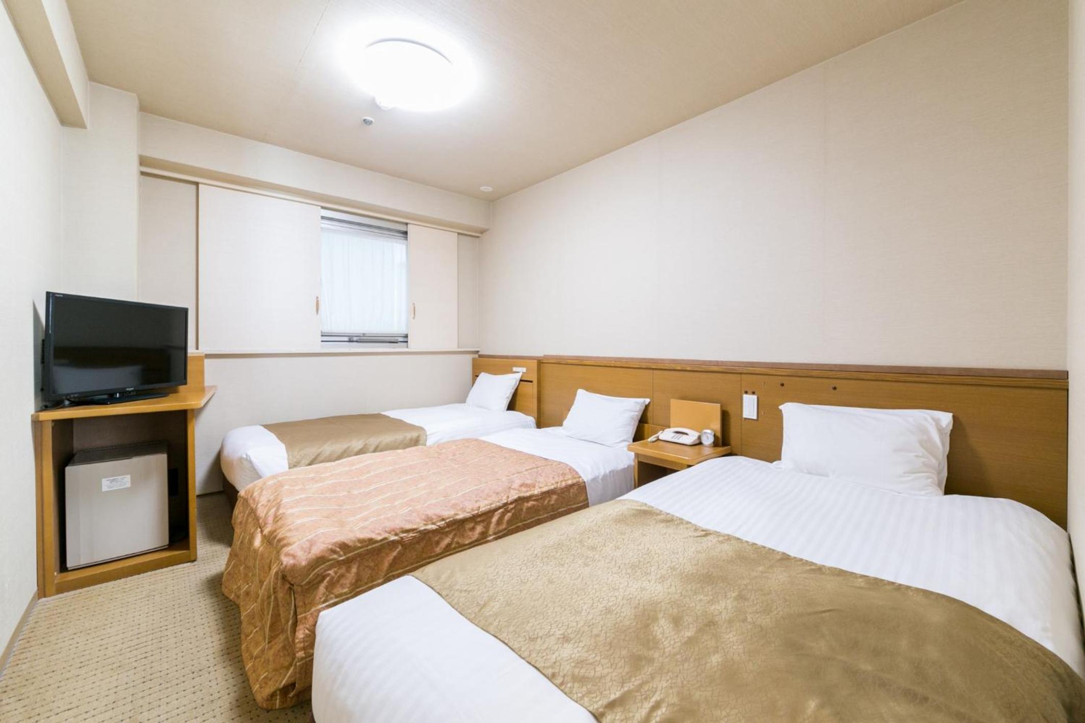 Standard Twin Room with Extra Bed - Smoking photo 2
