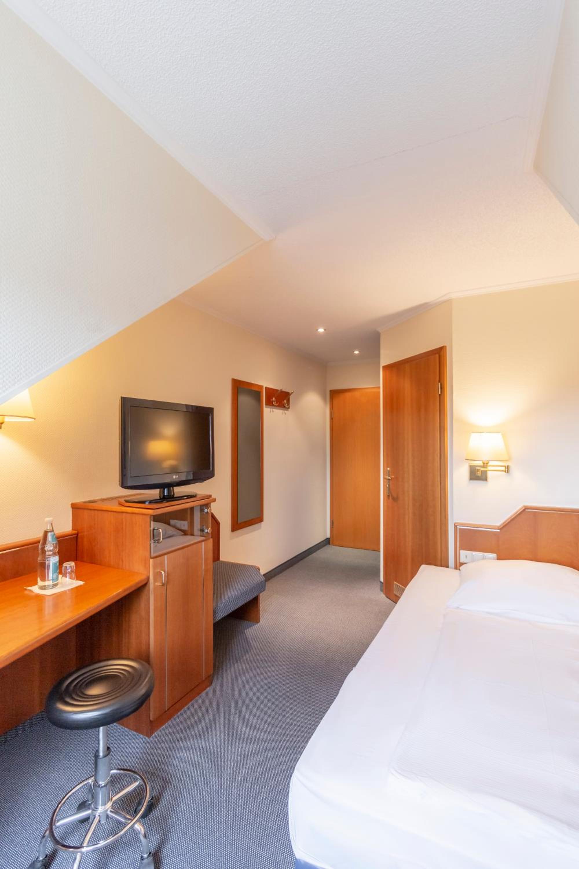 Single Room - Photo 1