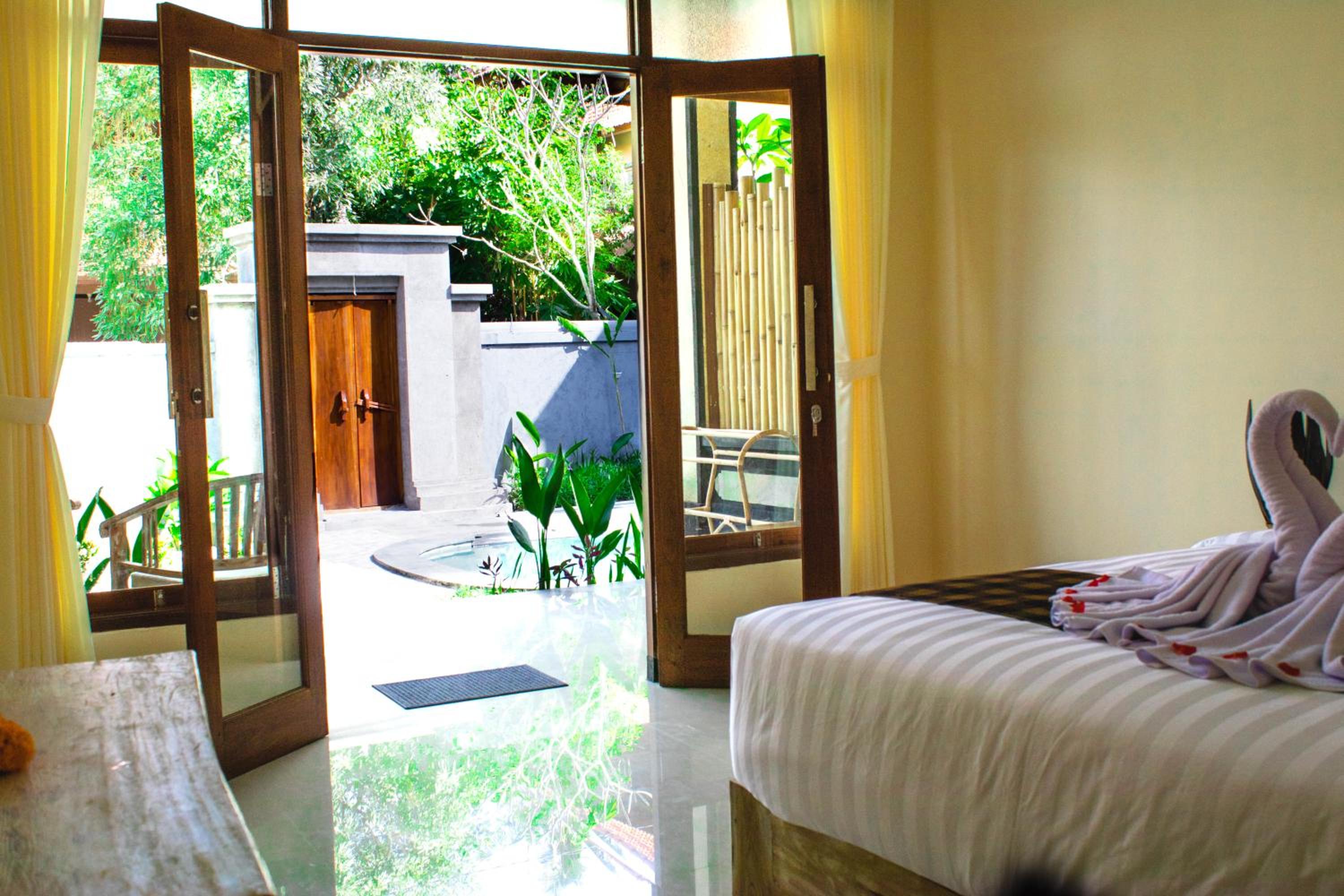 Standard Room with Pool View - Photo 2