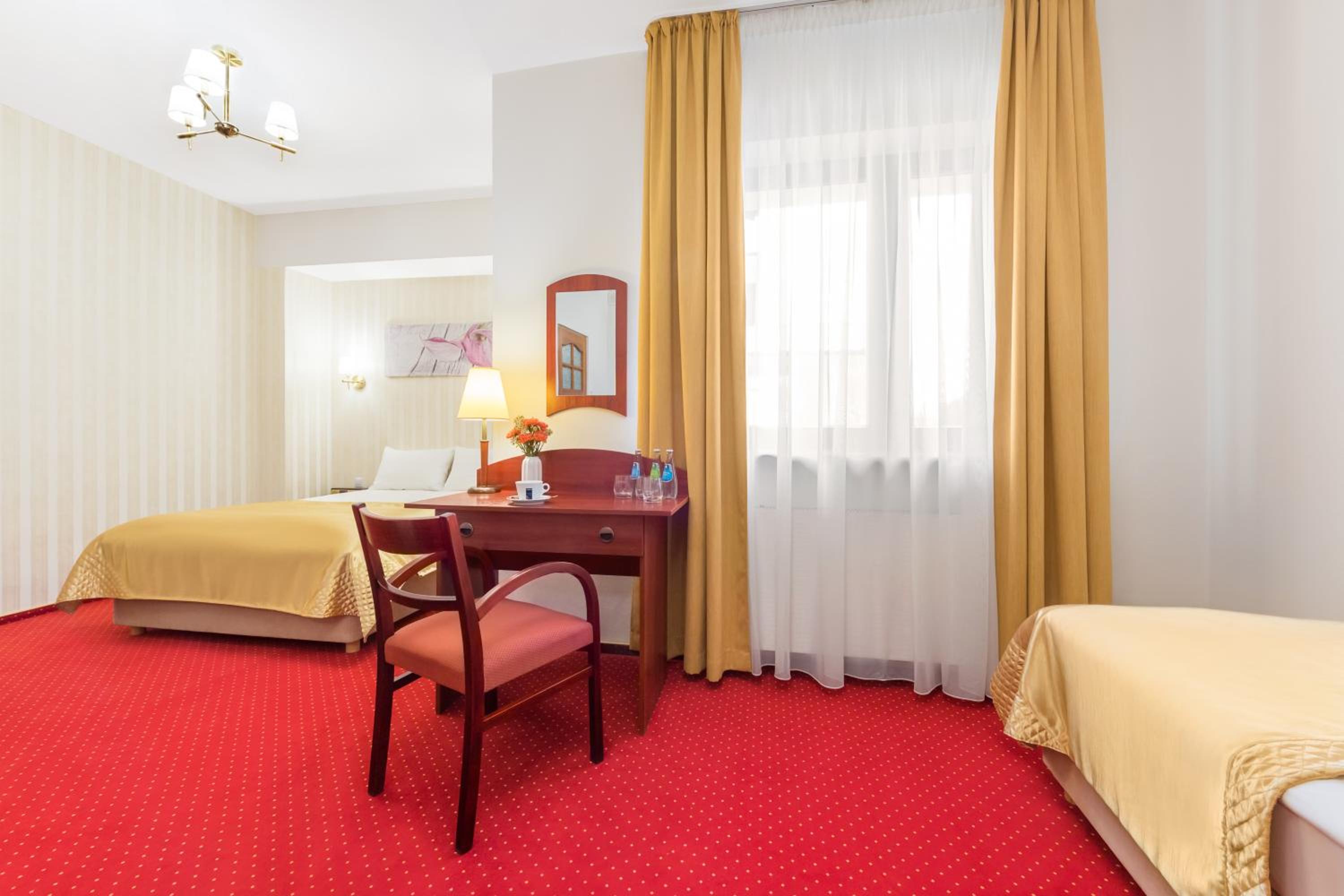 Family Room (2 Adults + 2 Children)