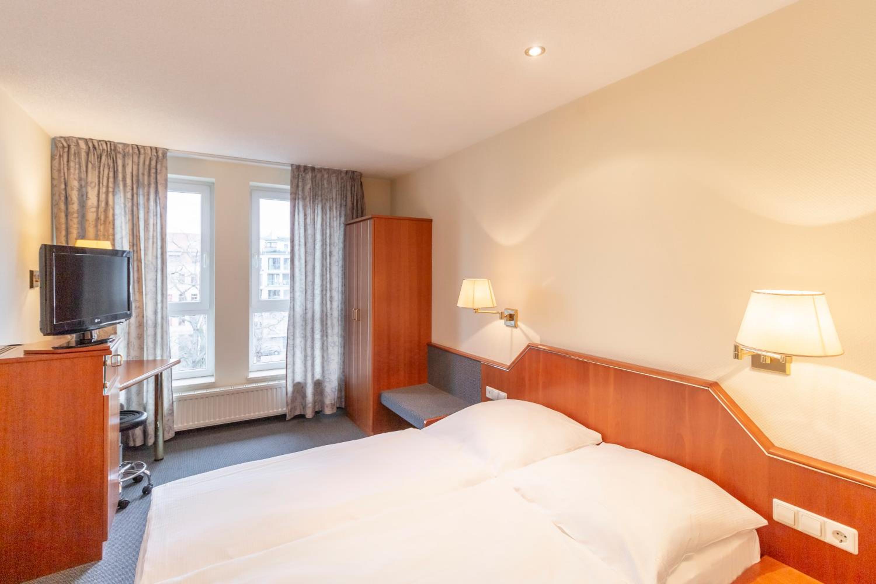 Double Room with Small Double Bed - Photo 5