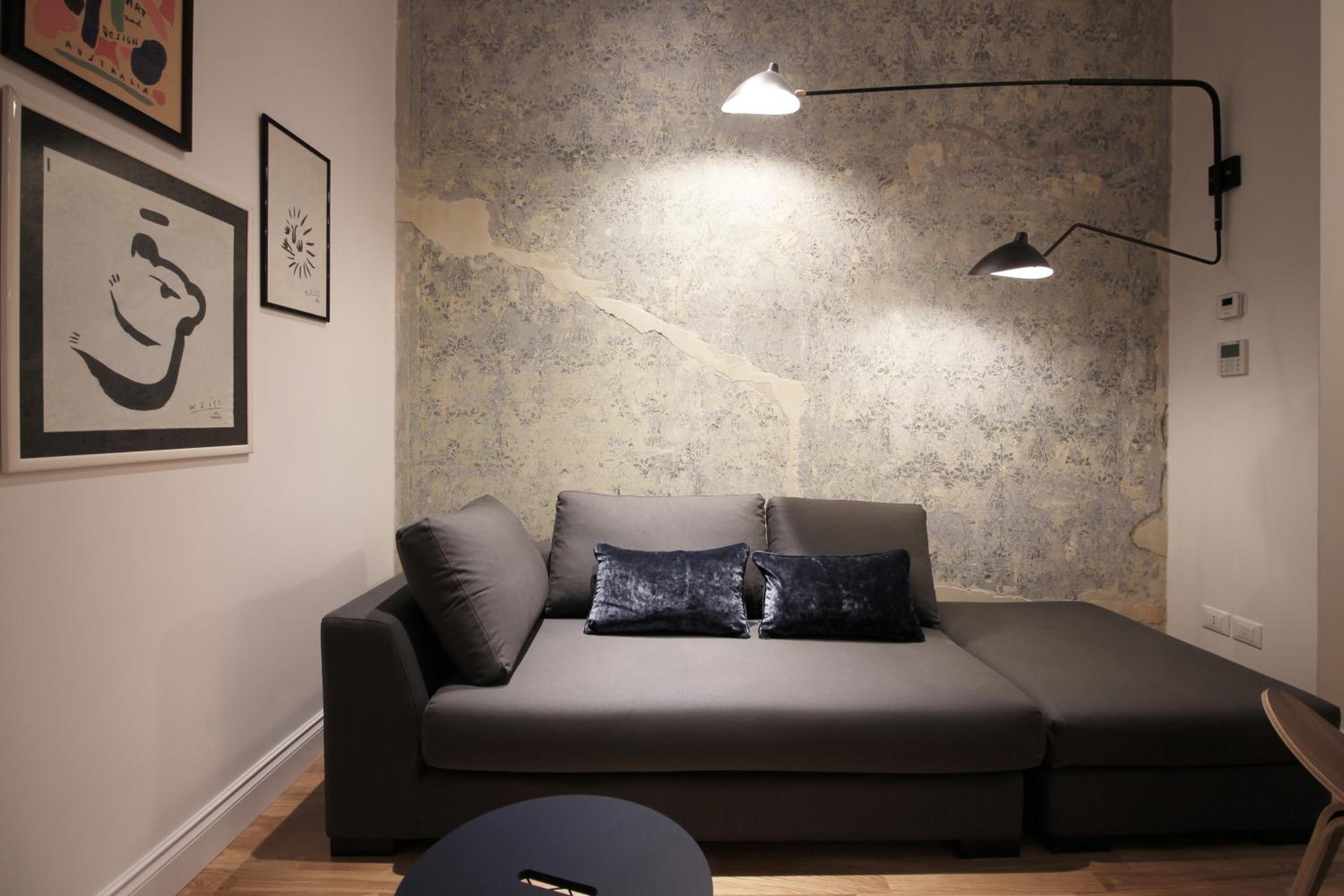 One-Bedroom Apartment - Photo 1