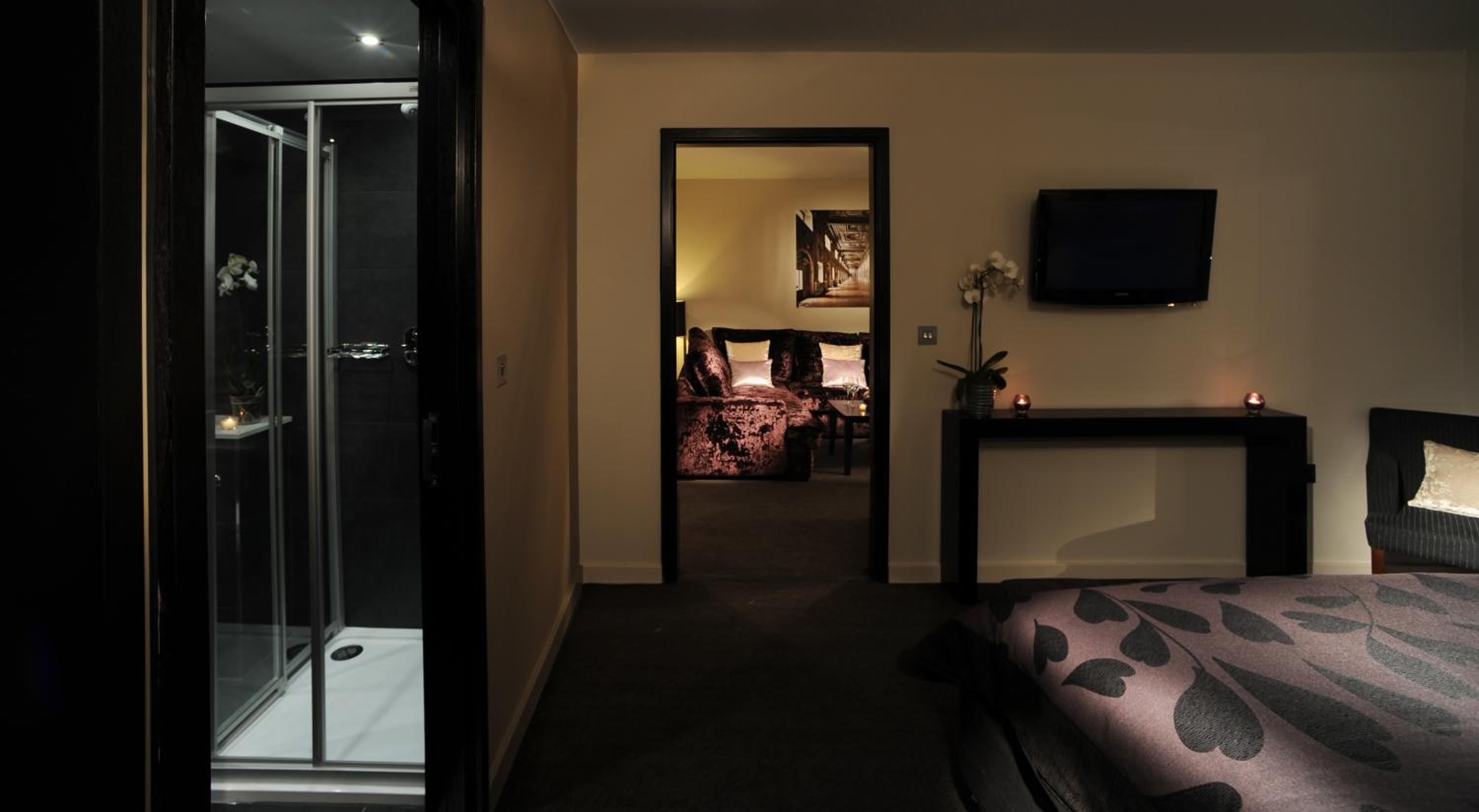 One-Bedroom Suite - Photo 2