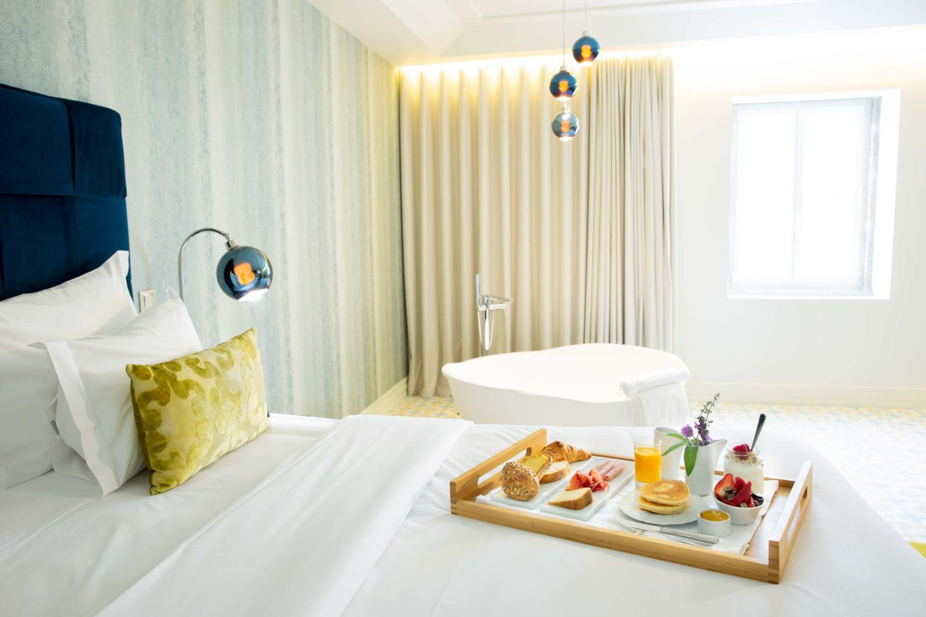 Deluxe King Suite photo 2