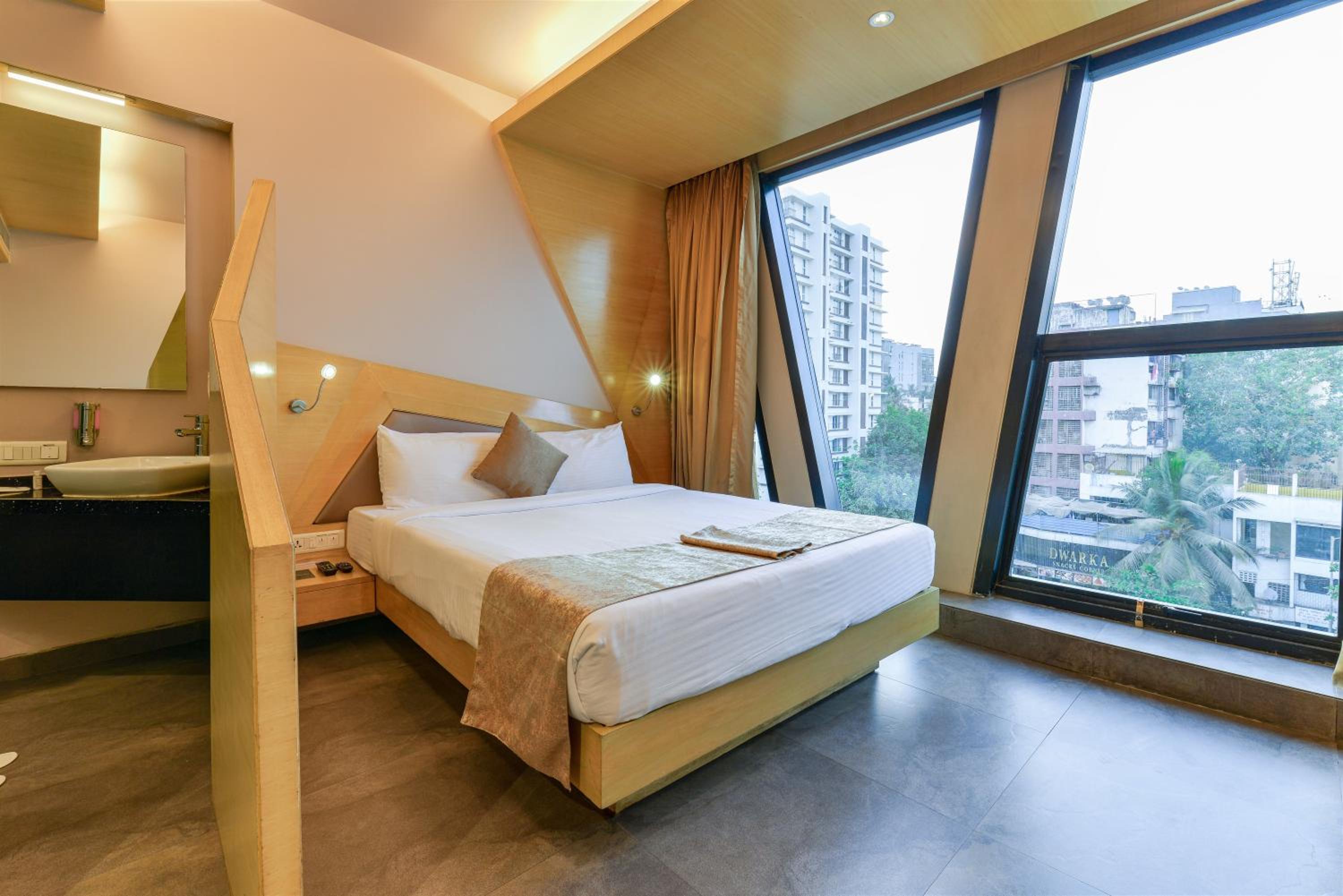 Deluxe Double or Twin Room with Airport Transfers - Photo 20