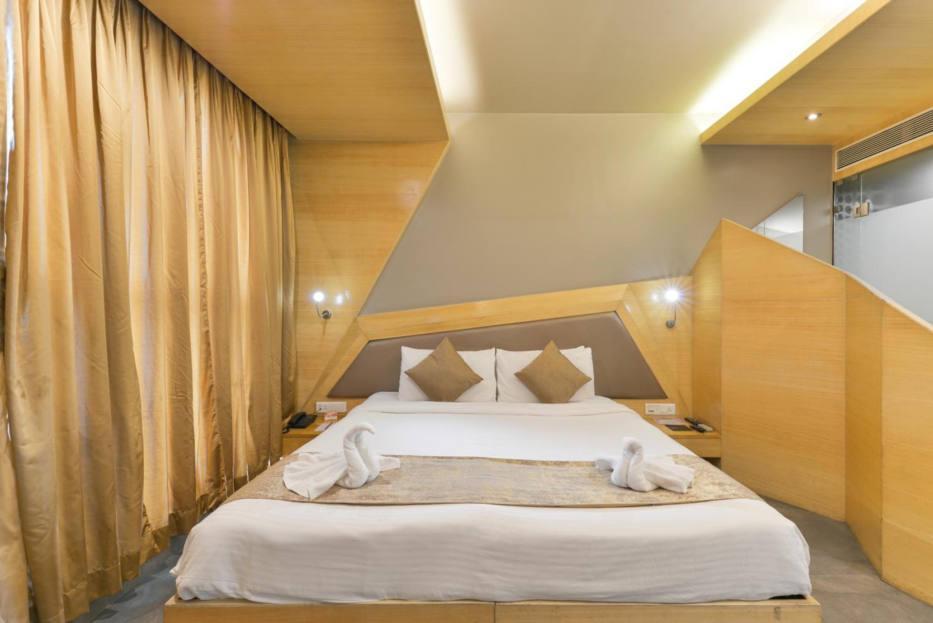 Deluxe Double or Twin Room with Airport Transfers - Photo 12