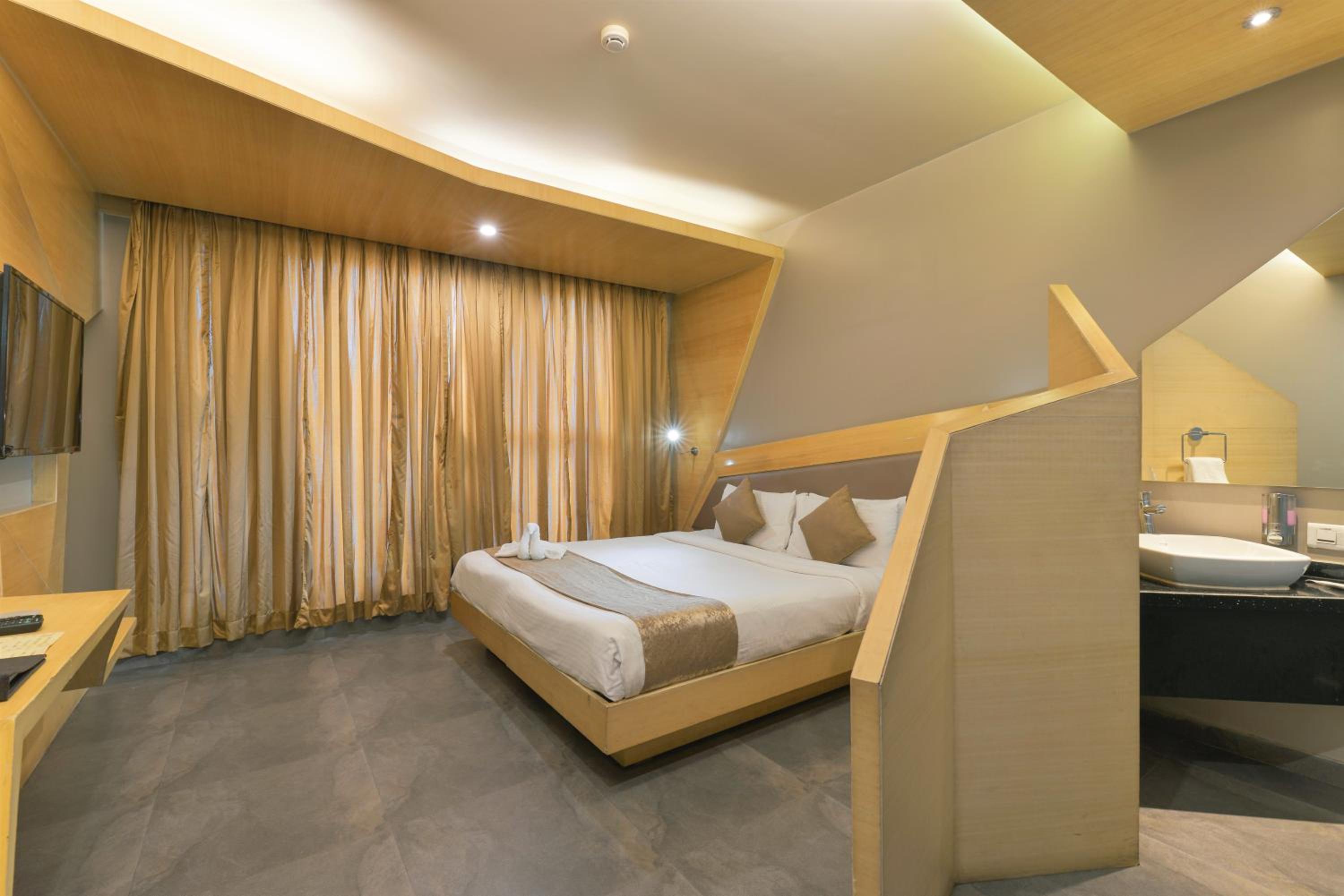Deluxe Double or Twin Room with Airport Transfers - Photo 17