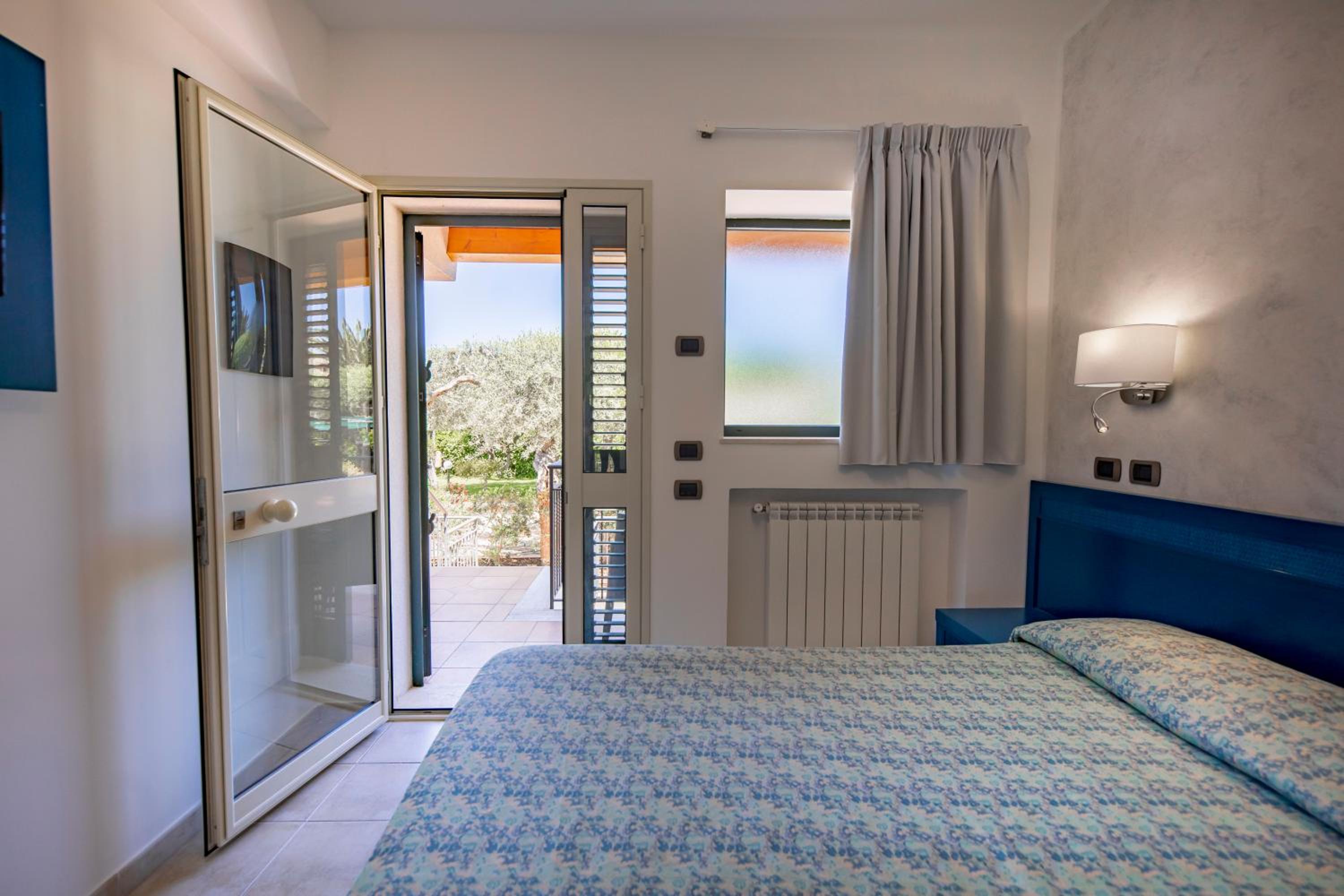 Standard Double or Twin Room - Photo 9