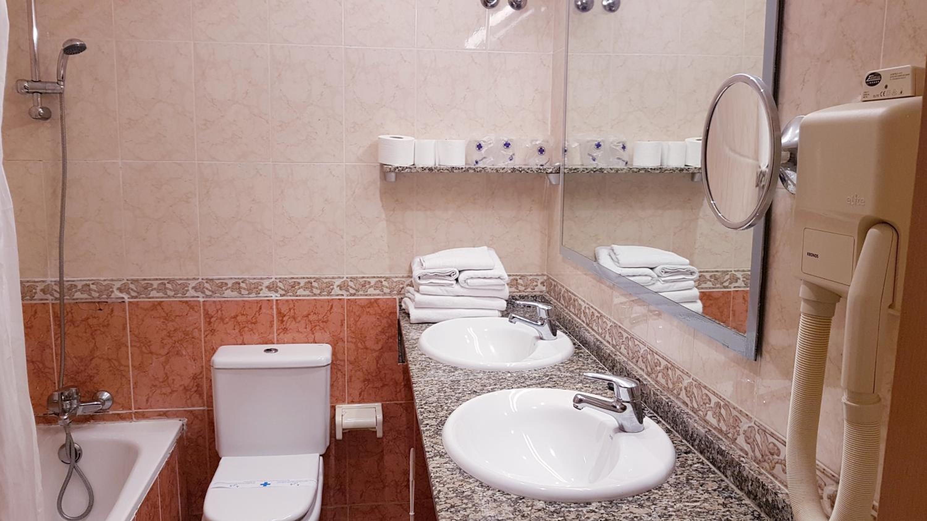 Habitación Doble Estándar o con Dos Camas Individuales.