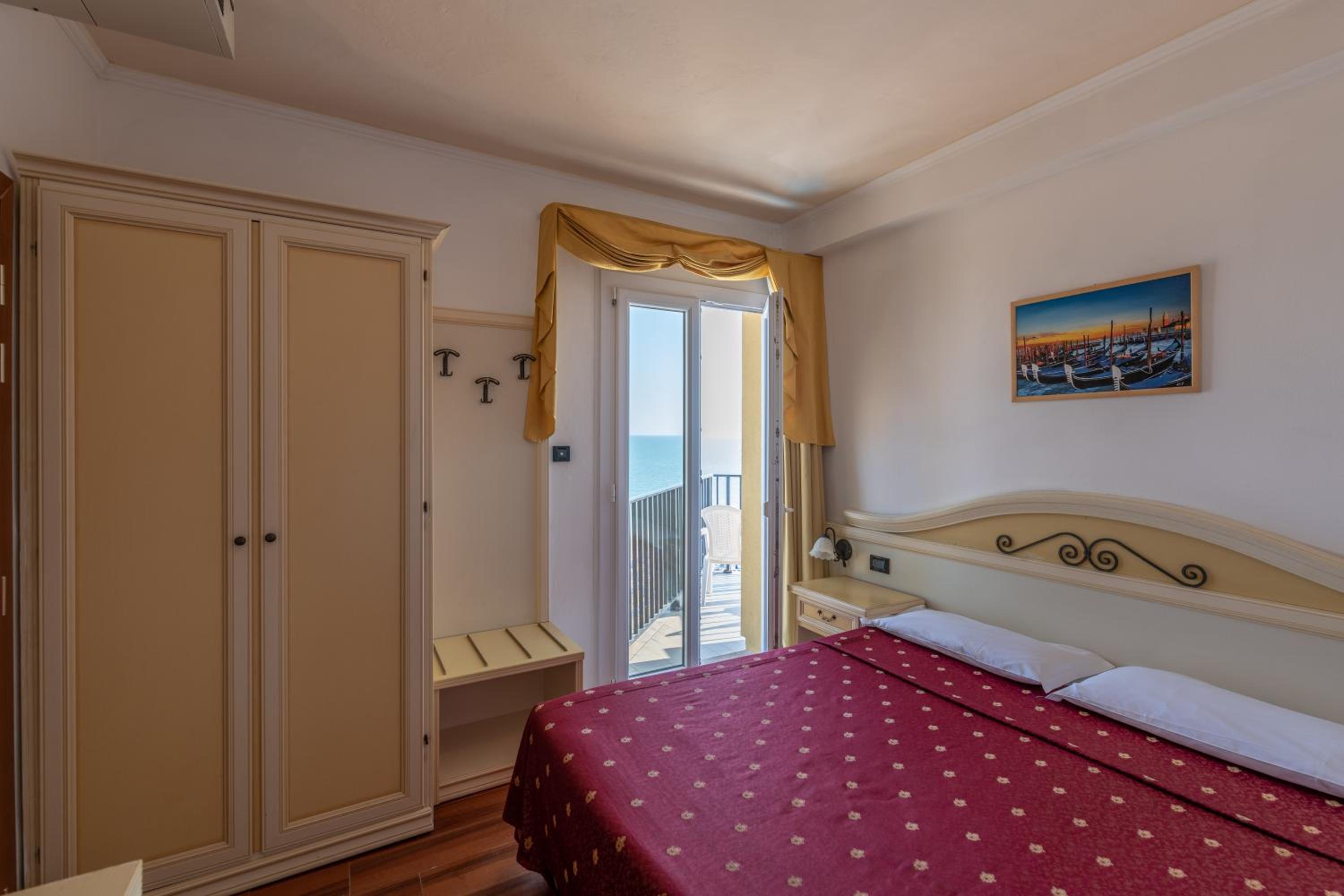 Double or Twin Room with Sea View - Photo 5