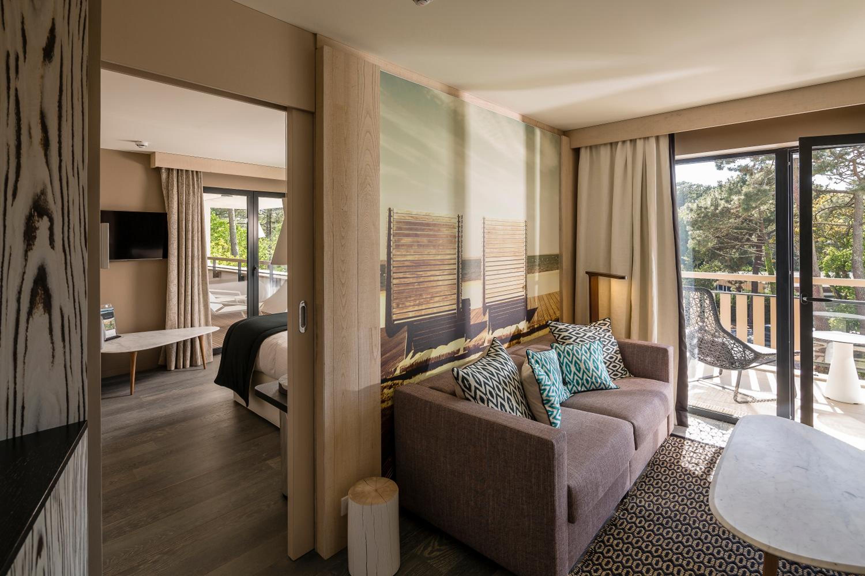 Deluxe Suite with Spa Bath - Photo 10