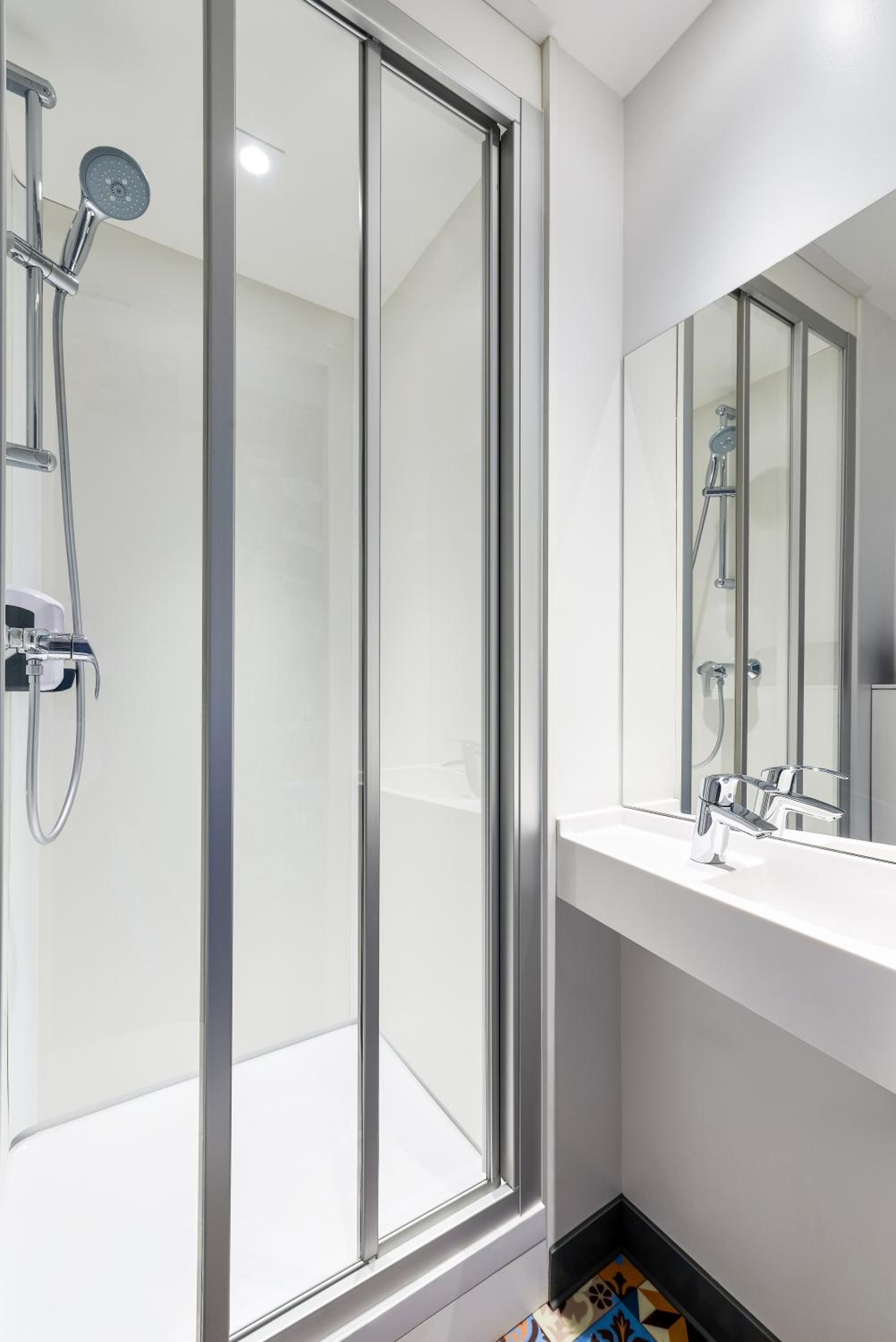 Cabrio Room with Private Bathroom - Mobility Access - Photo 8