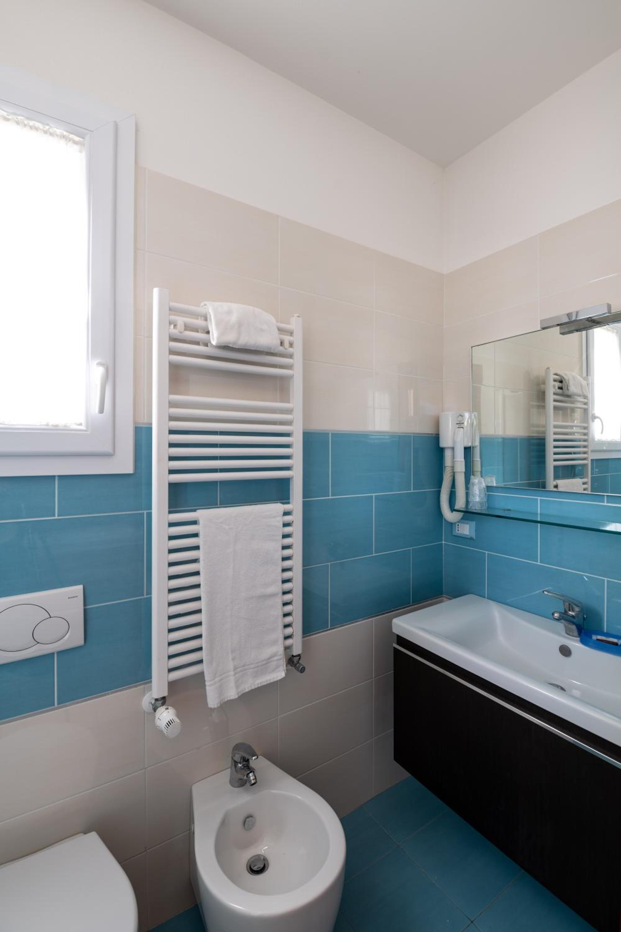 Double or Twin Room with Partial Sea View - Separate Building - Photo 3