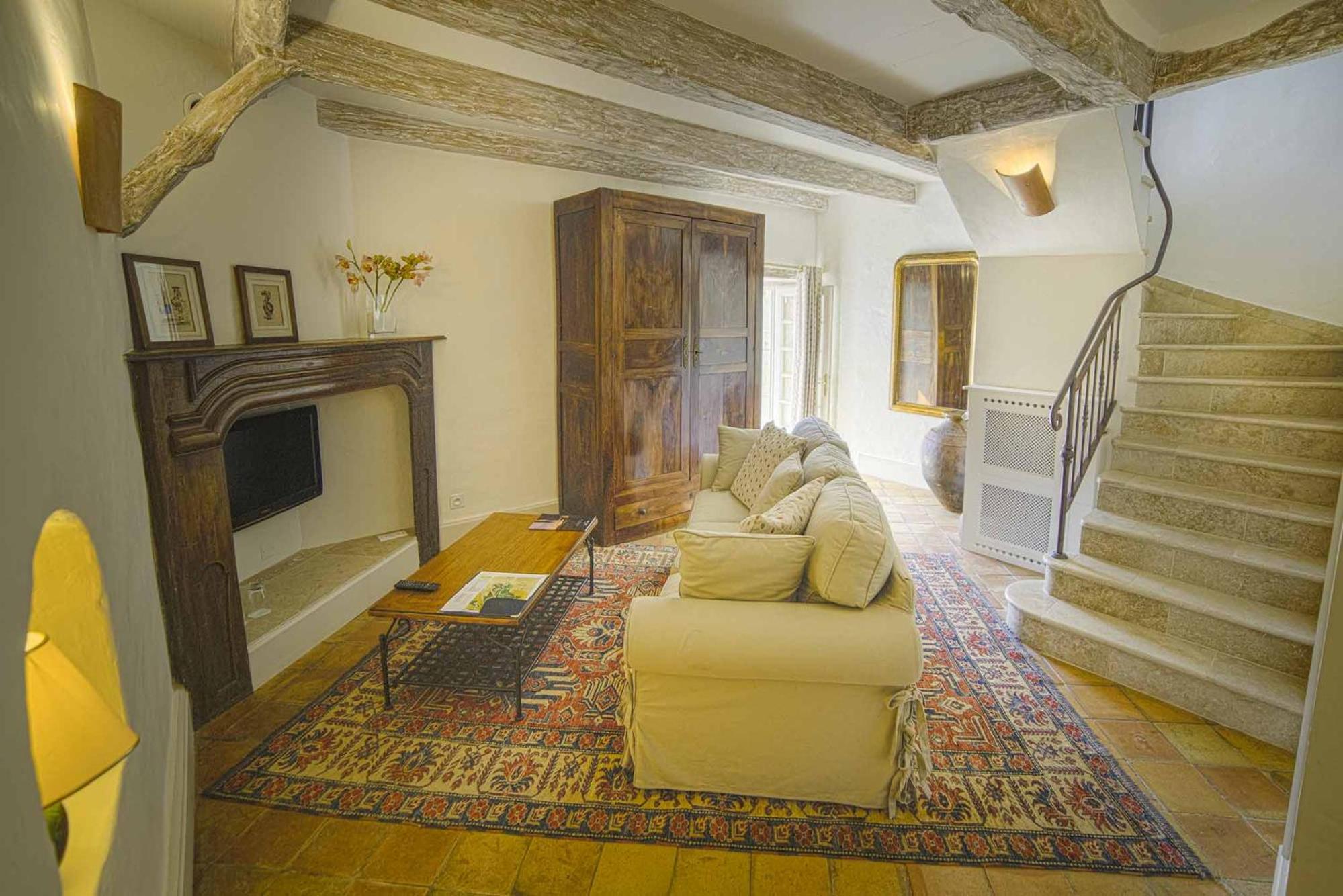 Suite - Photo 1