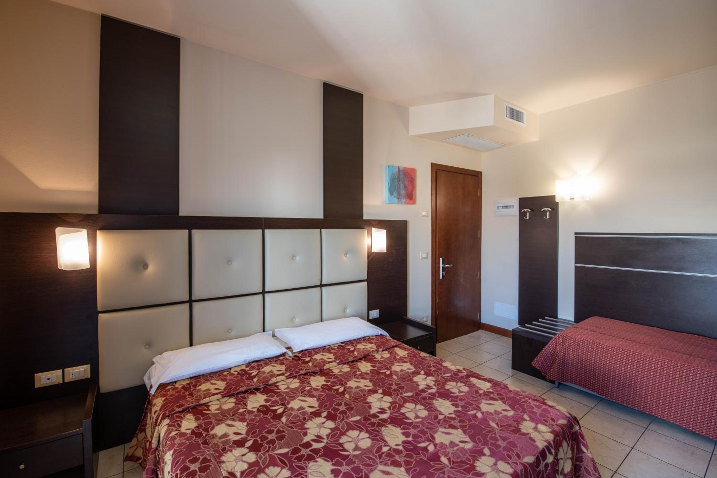 Triple Room with Partial Sea View - Separate Building - Photo 1