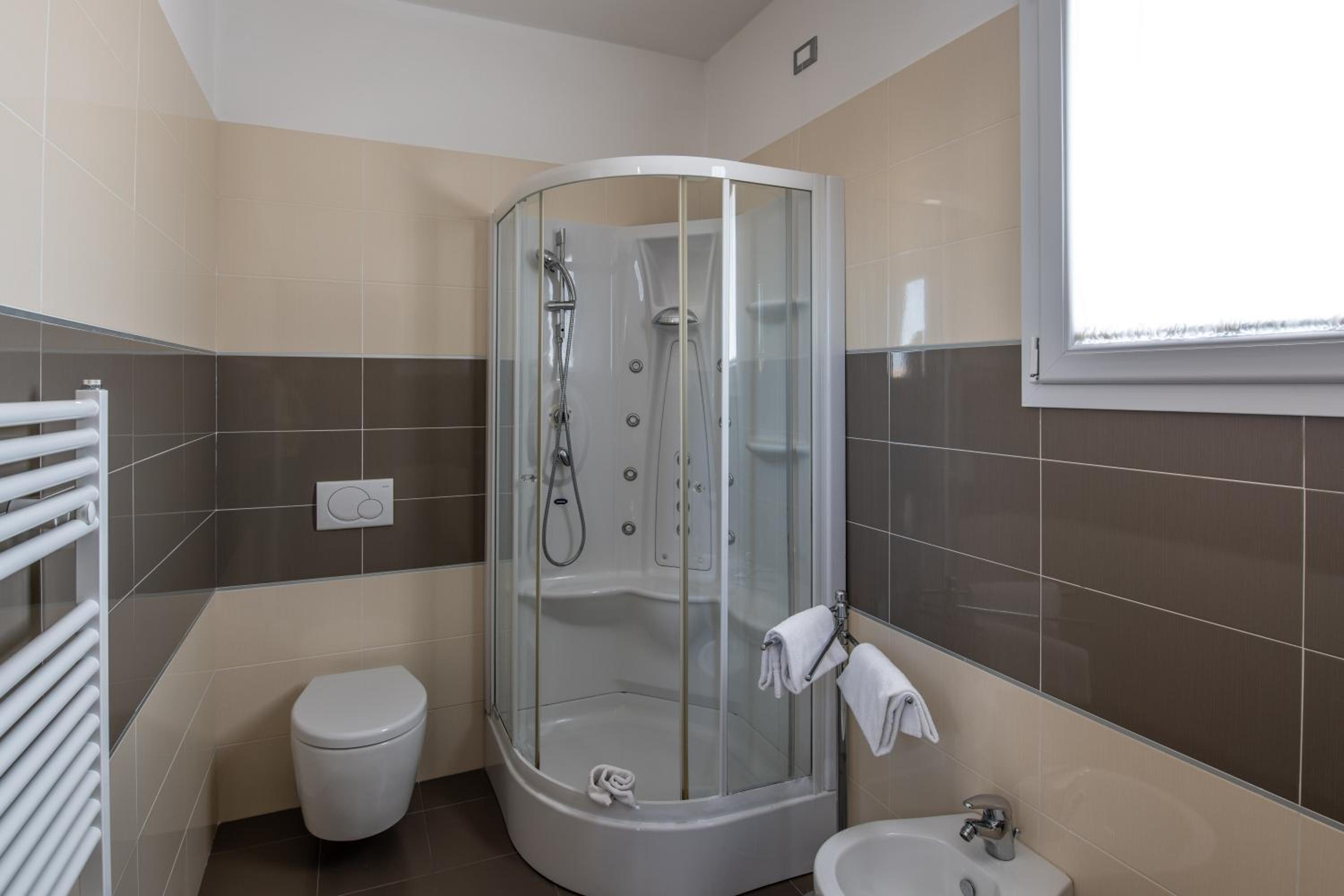 Double or Twin Room with Partial Sea View - Separate Building - Photo 2