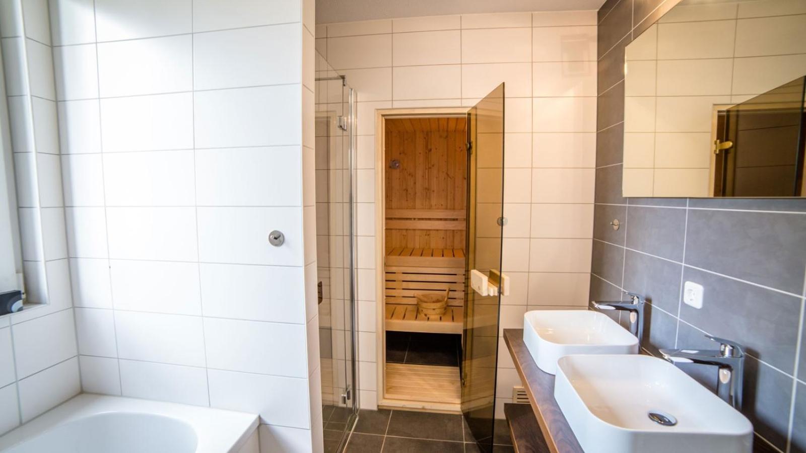 Luxury Four-Bedroom House with Private Sauna (child-friendly)
